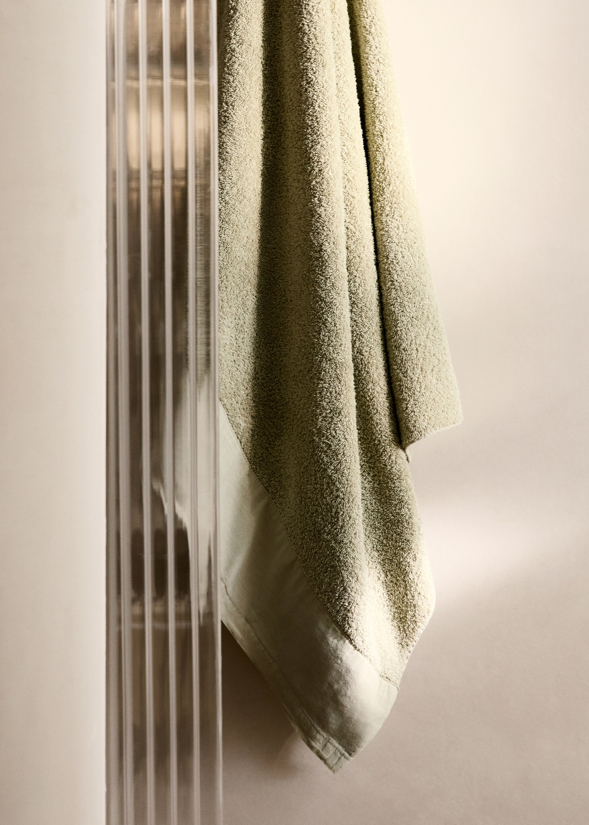 Bath towel with linen trim - General plane