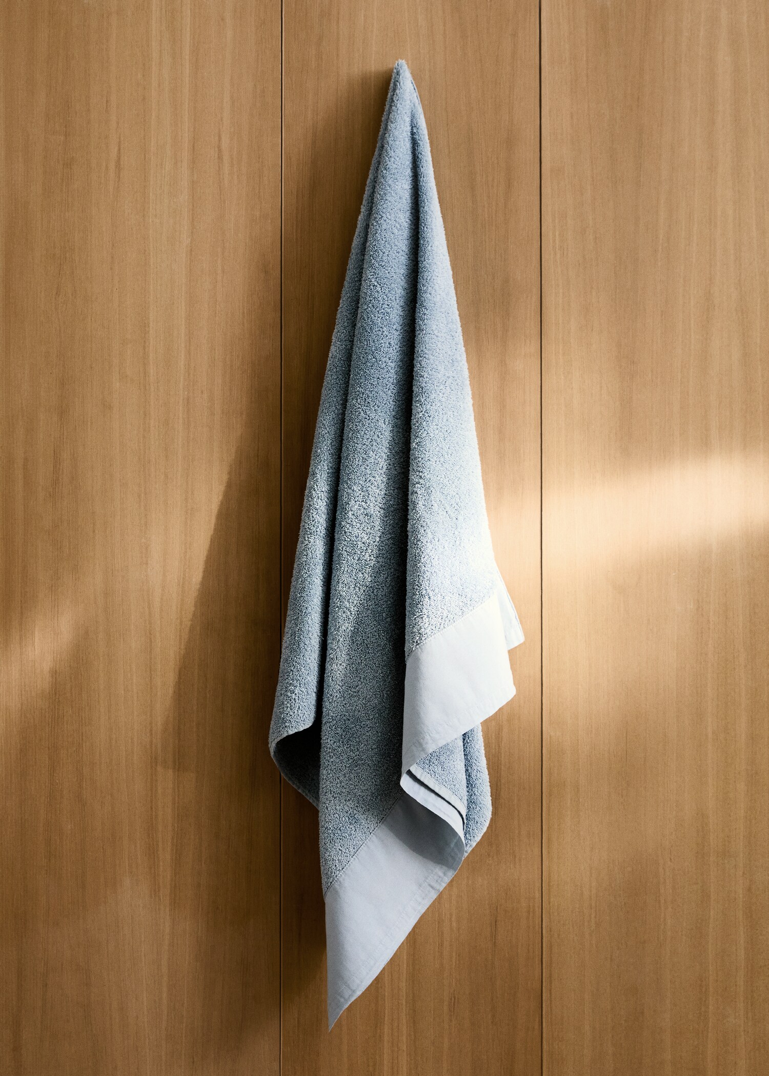 Bath towel with linen trim - General plane