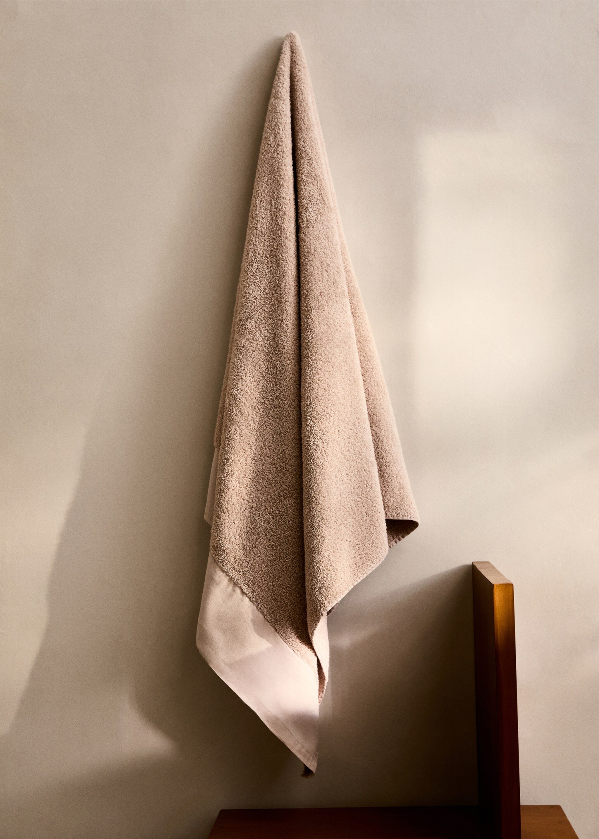 Bath towel with linen trim - General plane