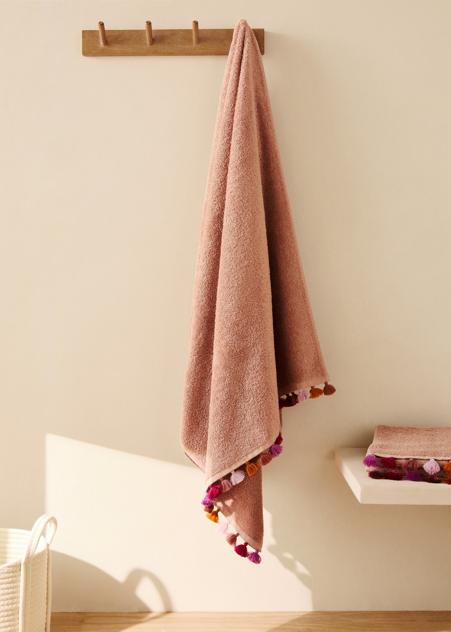 Cotton children's multi-coloured bath towel with pompoms - General plane