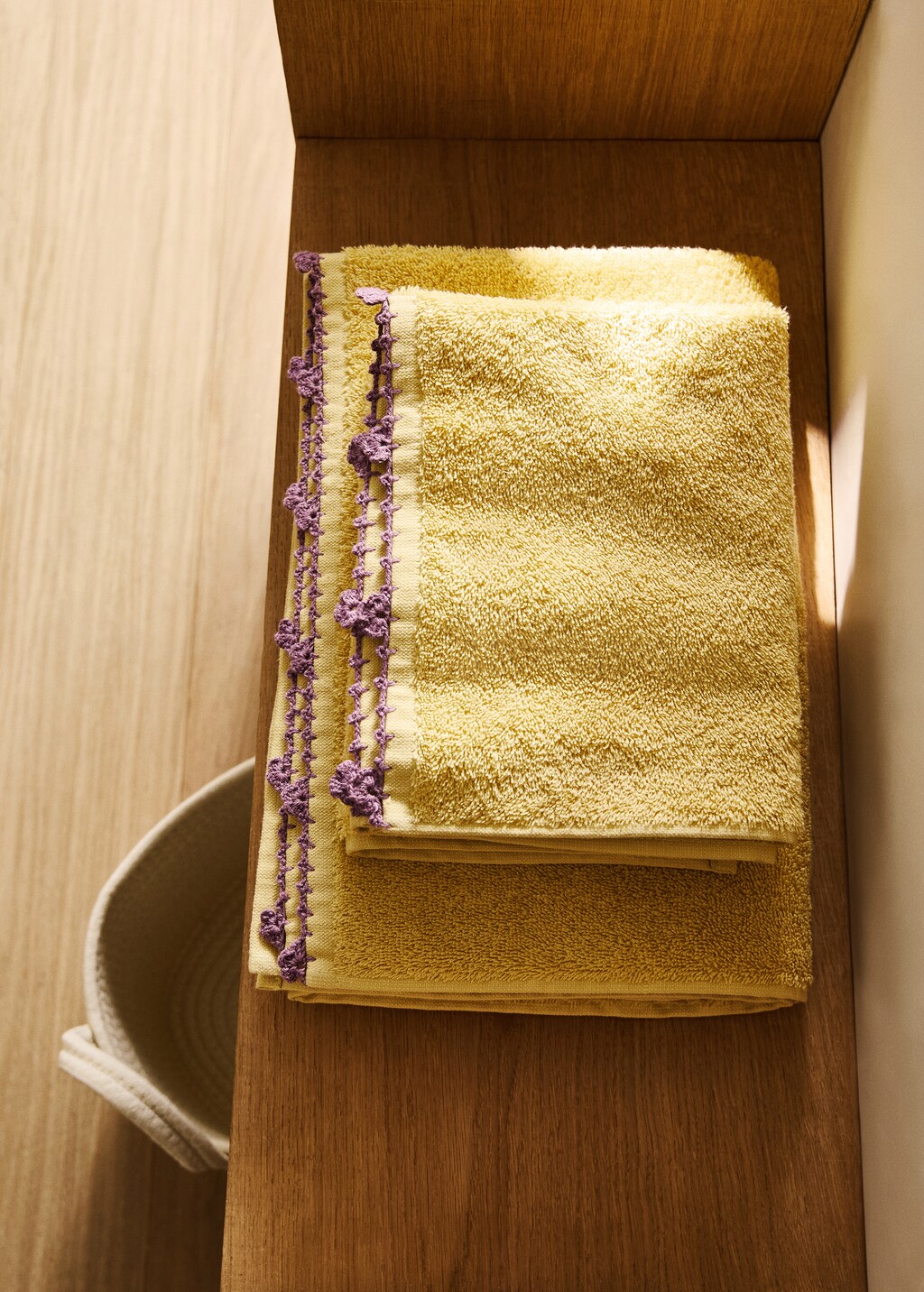 Children's washbasin towel with crochet trim