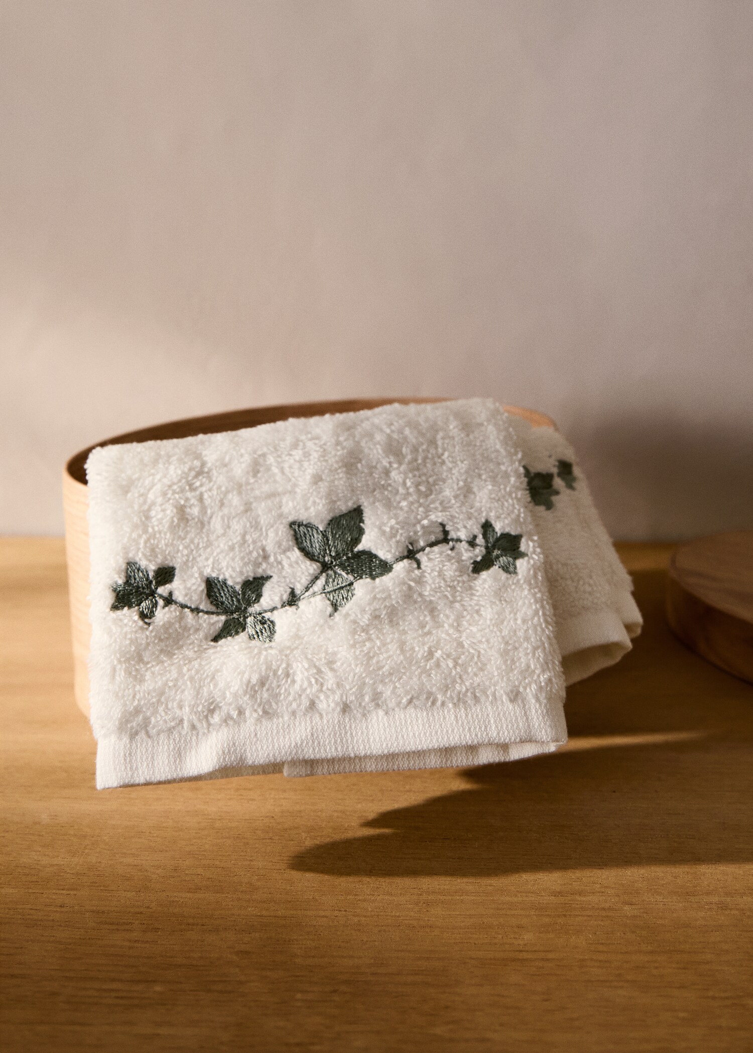 Lot de trois serviettes broderie feuilles - Plan général