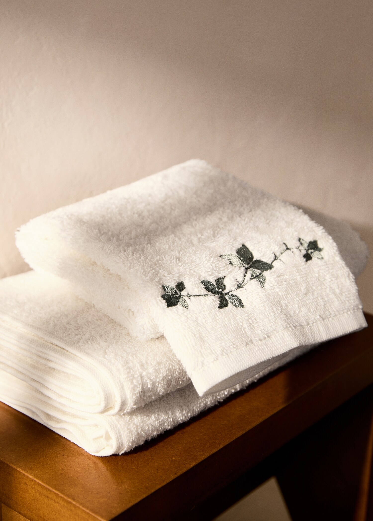 Cotton washbasin towel with leaf embroidery - General plane