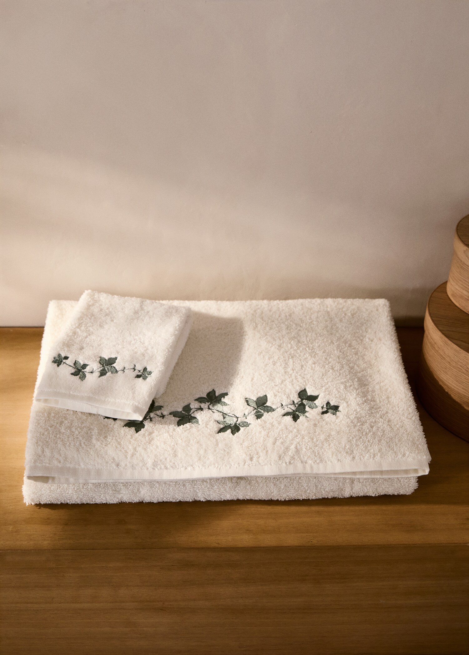 Badetuch aus Baumwolle mit Blumenstickerei - Allgemeine Ansicht