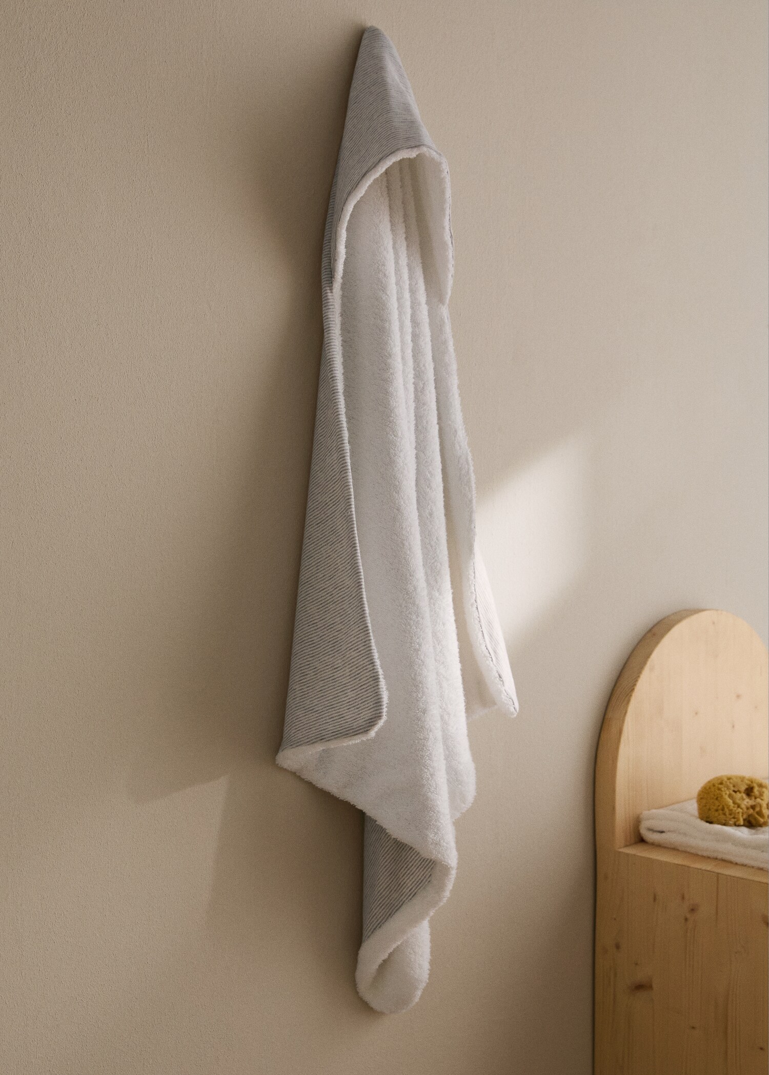 Children's bath towel with two-tone stripes - General plane
