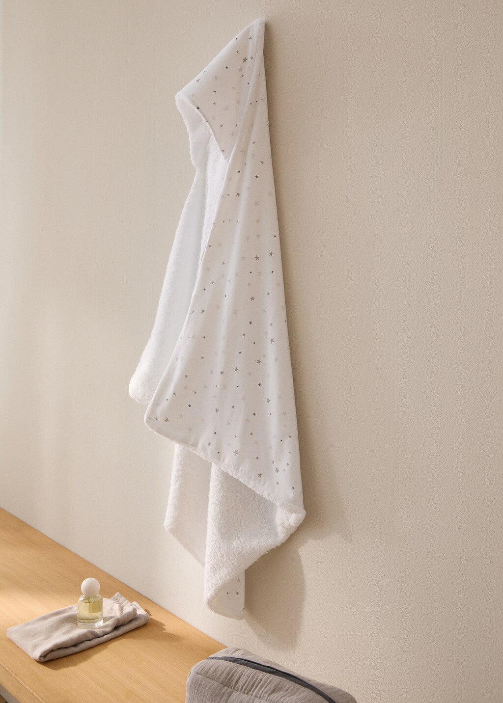 Children’s bath cape with star print