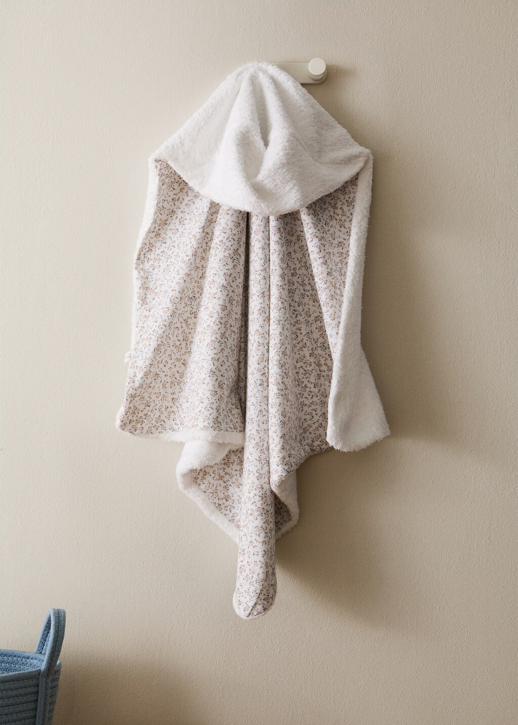 Children’s bath cape with mini-flower print