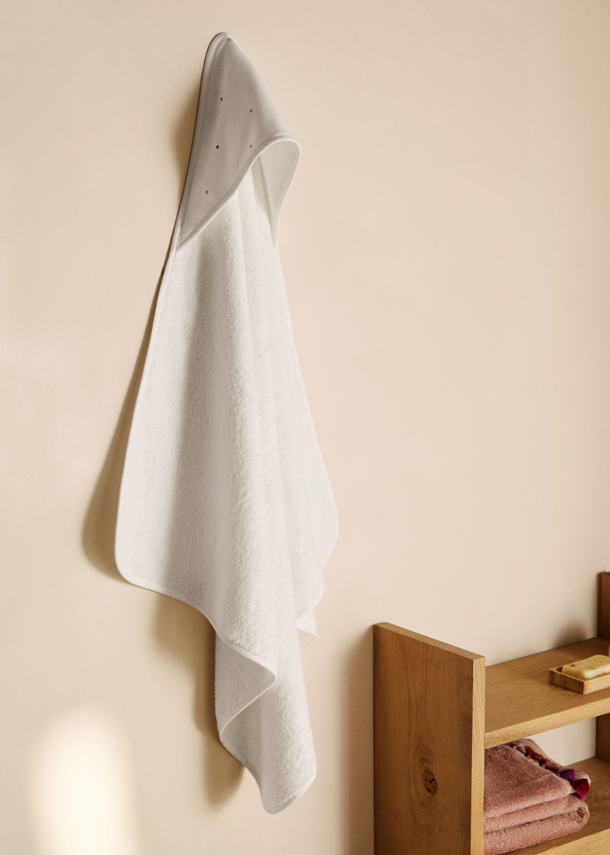 Children's bath towel embroidered with polka dots - General plane
