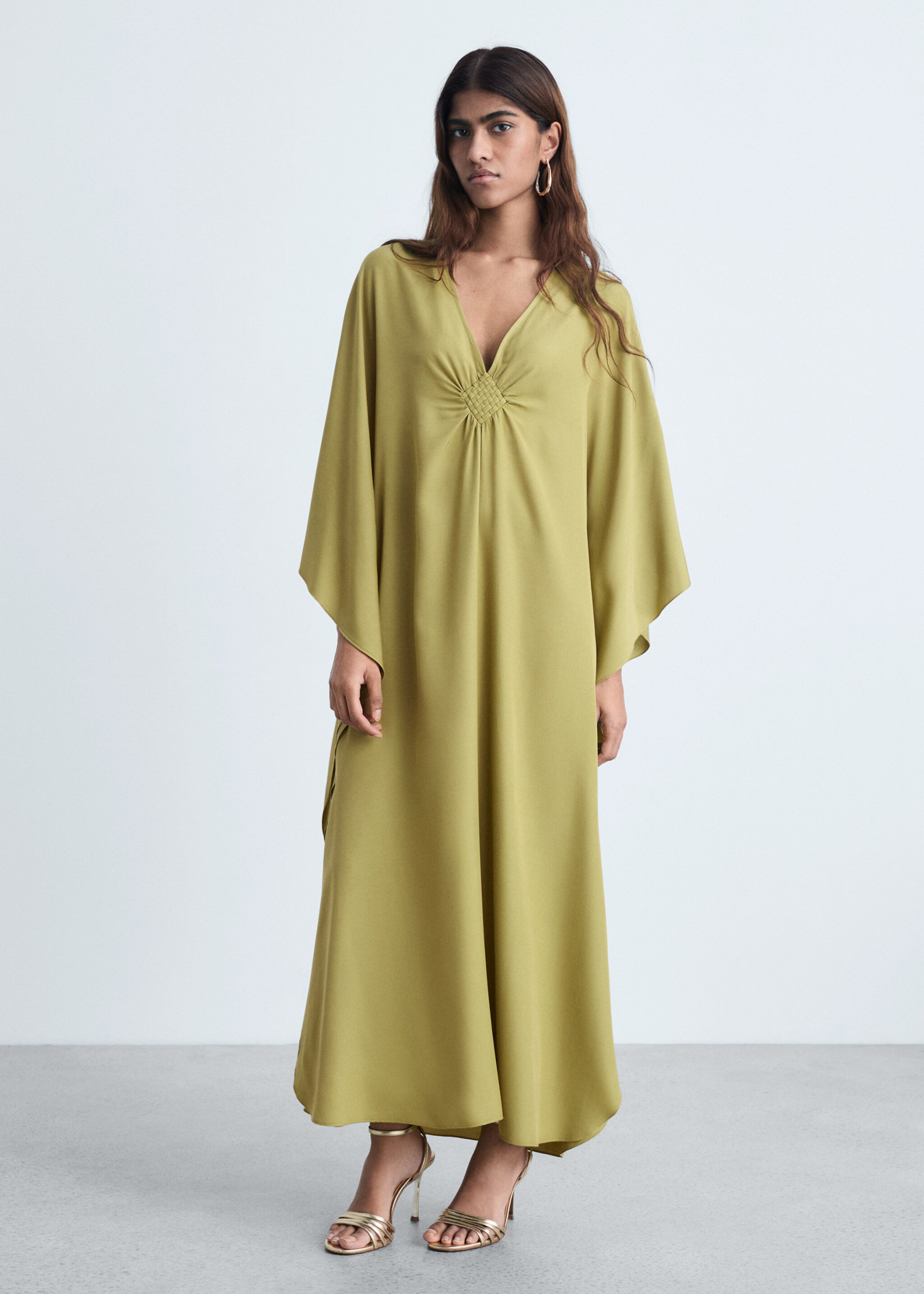 Vestido satinado manga acampanada - Plano general