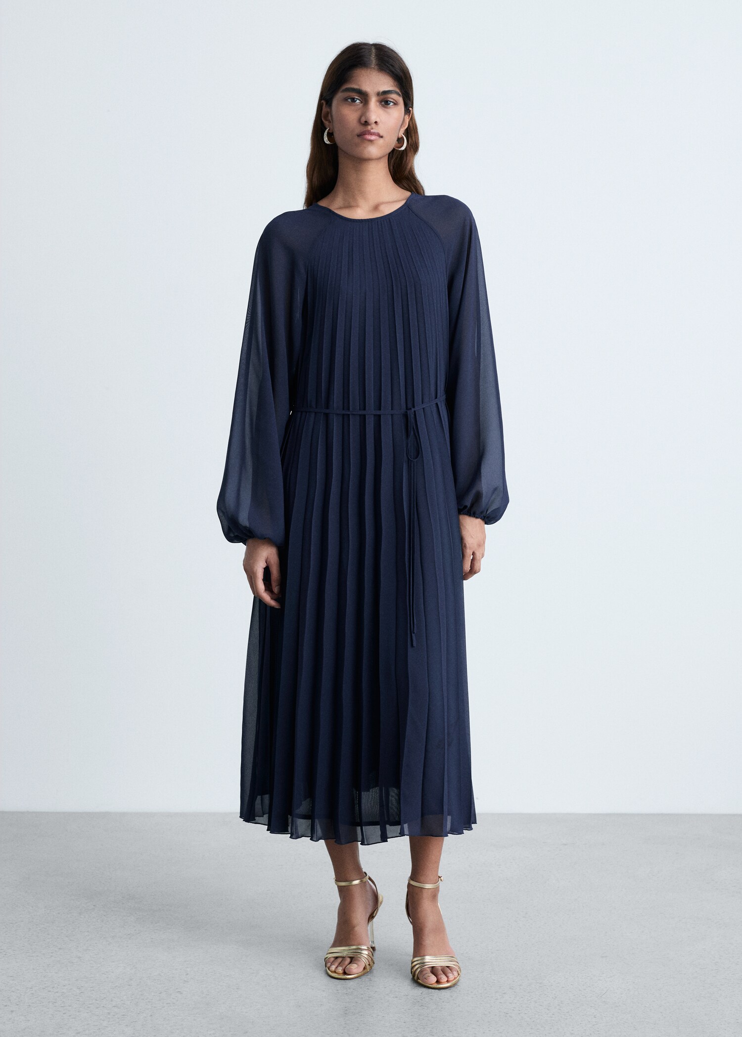 Plissée-Kleid mit Schleifengürtel - Allgemeine Ansicht