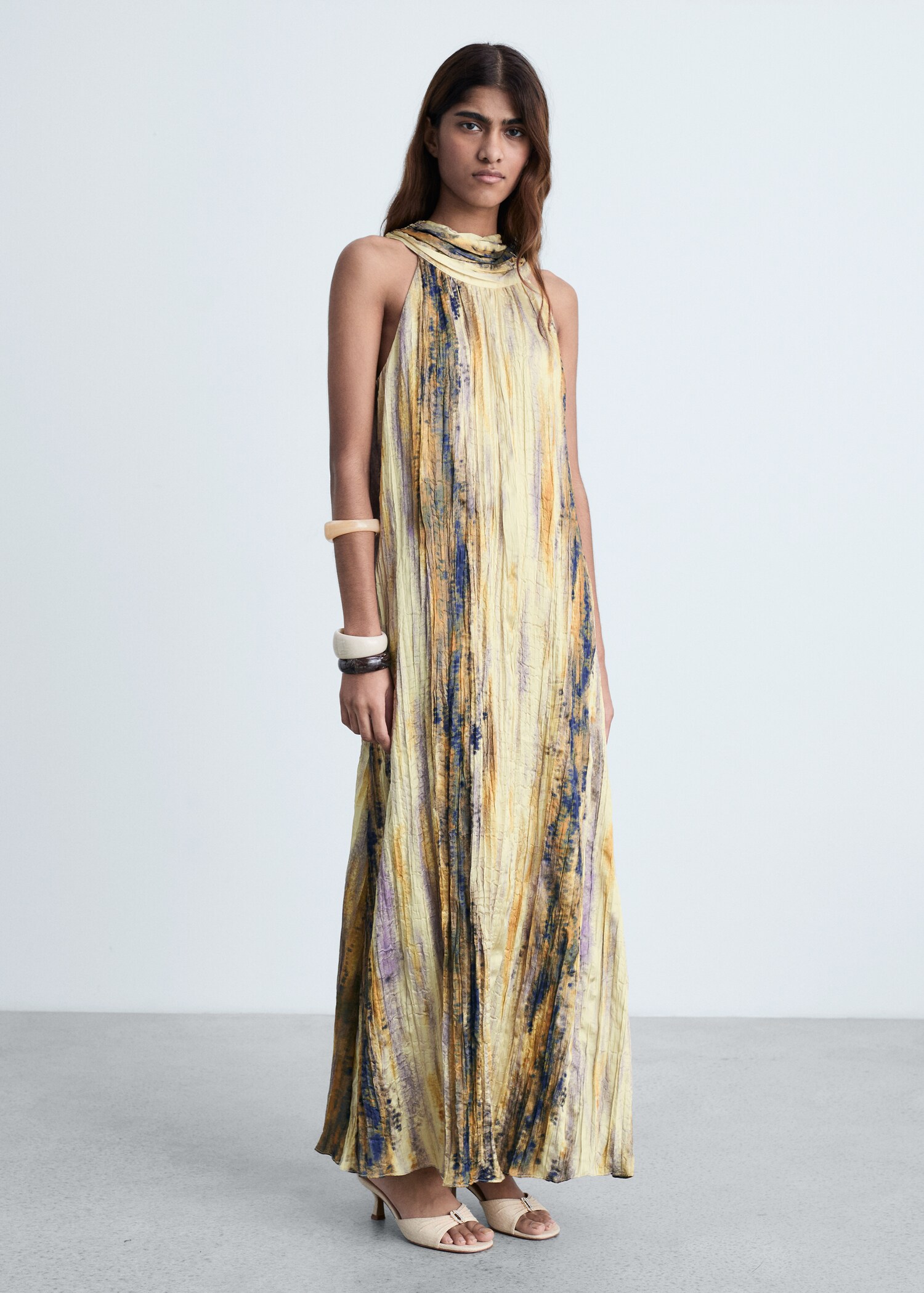 Robe longue satinée texturée - Plan général