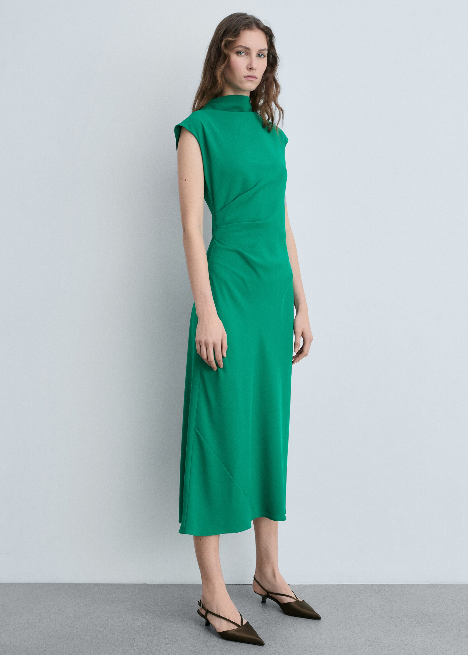 Robe évasée taille drapée - Plan général