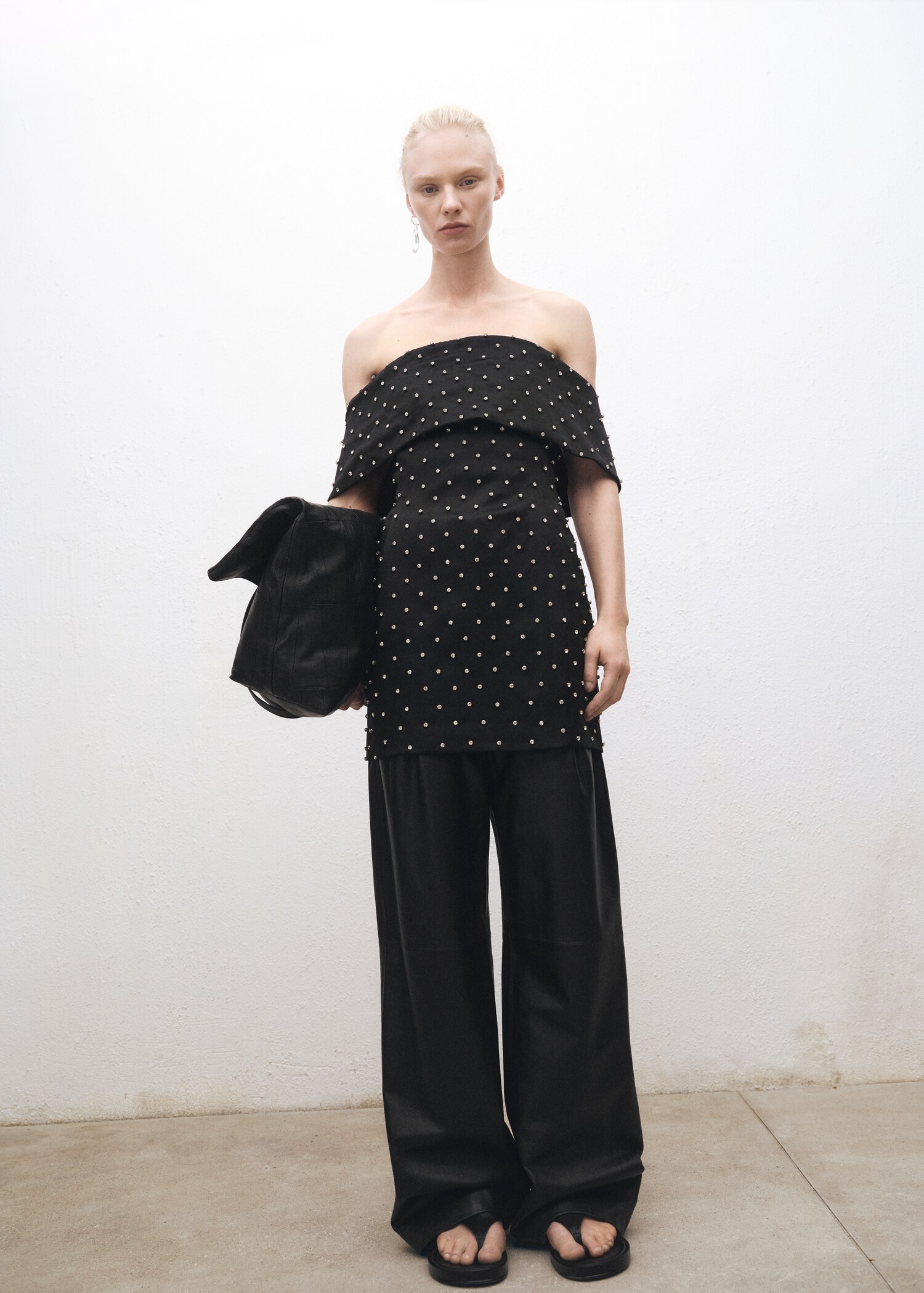 Schulterfreies Kleid mit Glitzer-Applikationen - Allgemeine Ansicht