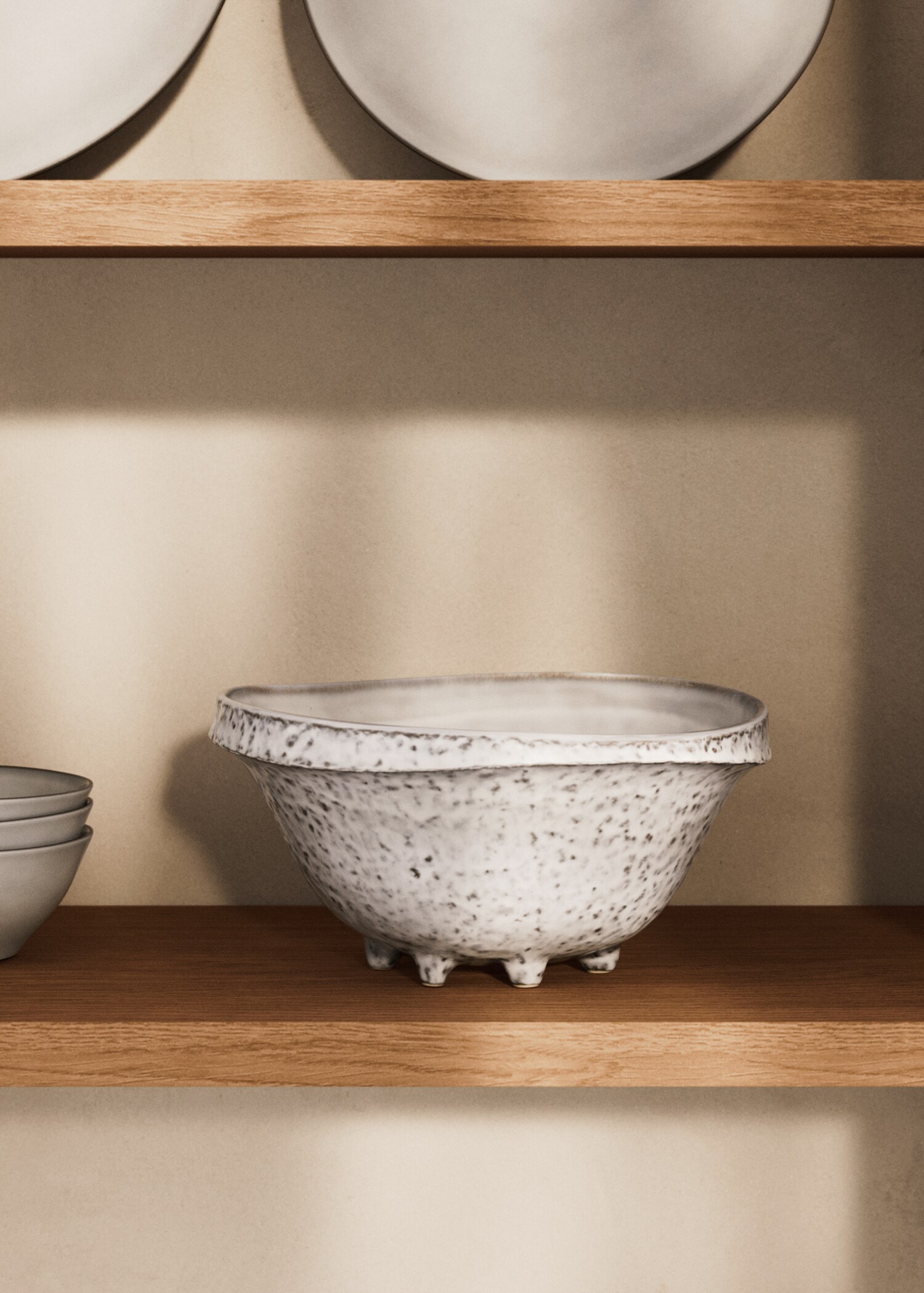 Large irregular stoneware bowl - General plane
