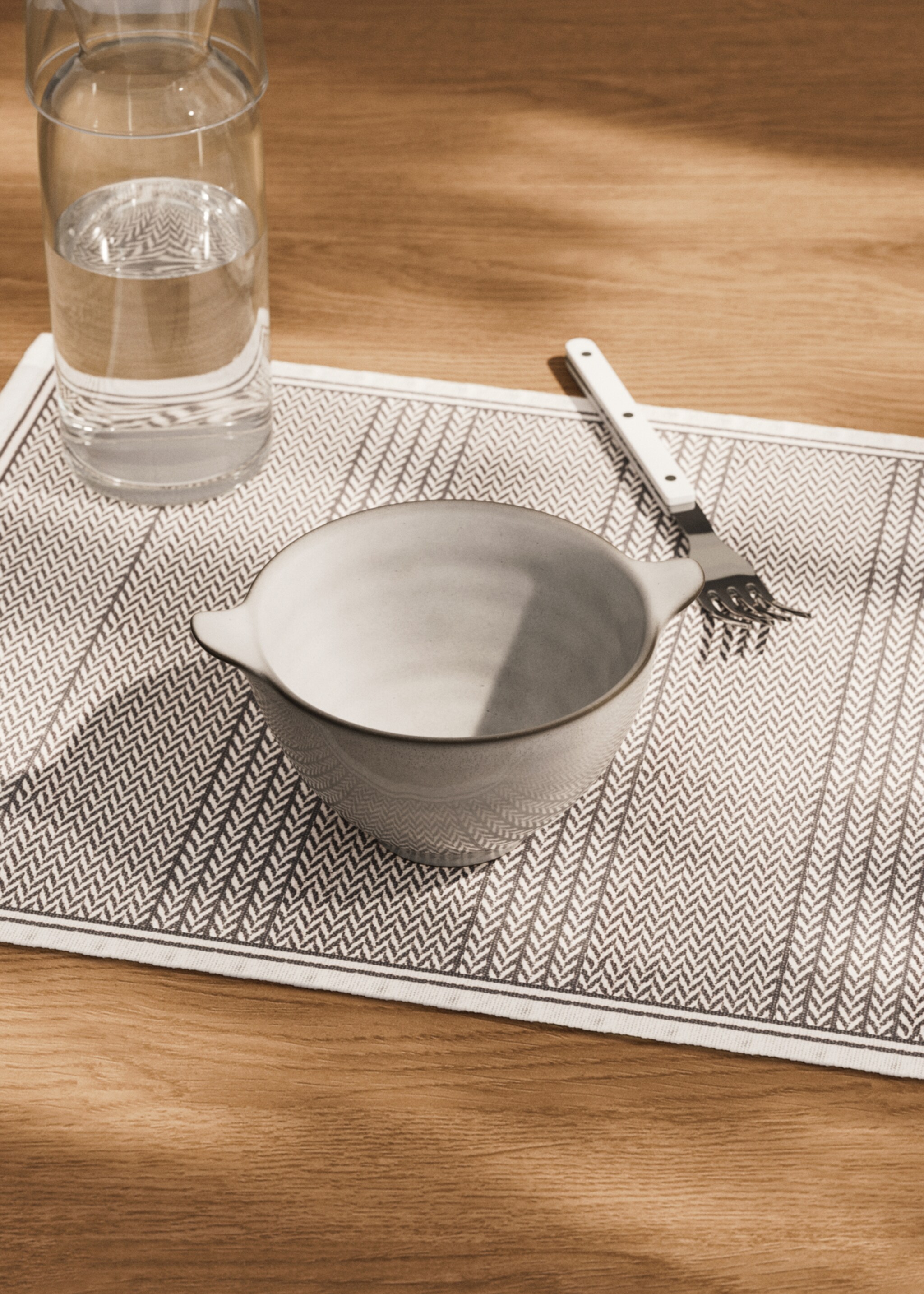 Stoneware bowl with handles and contrast rim - General plane