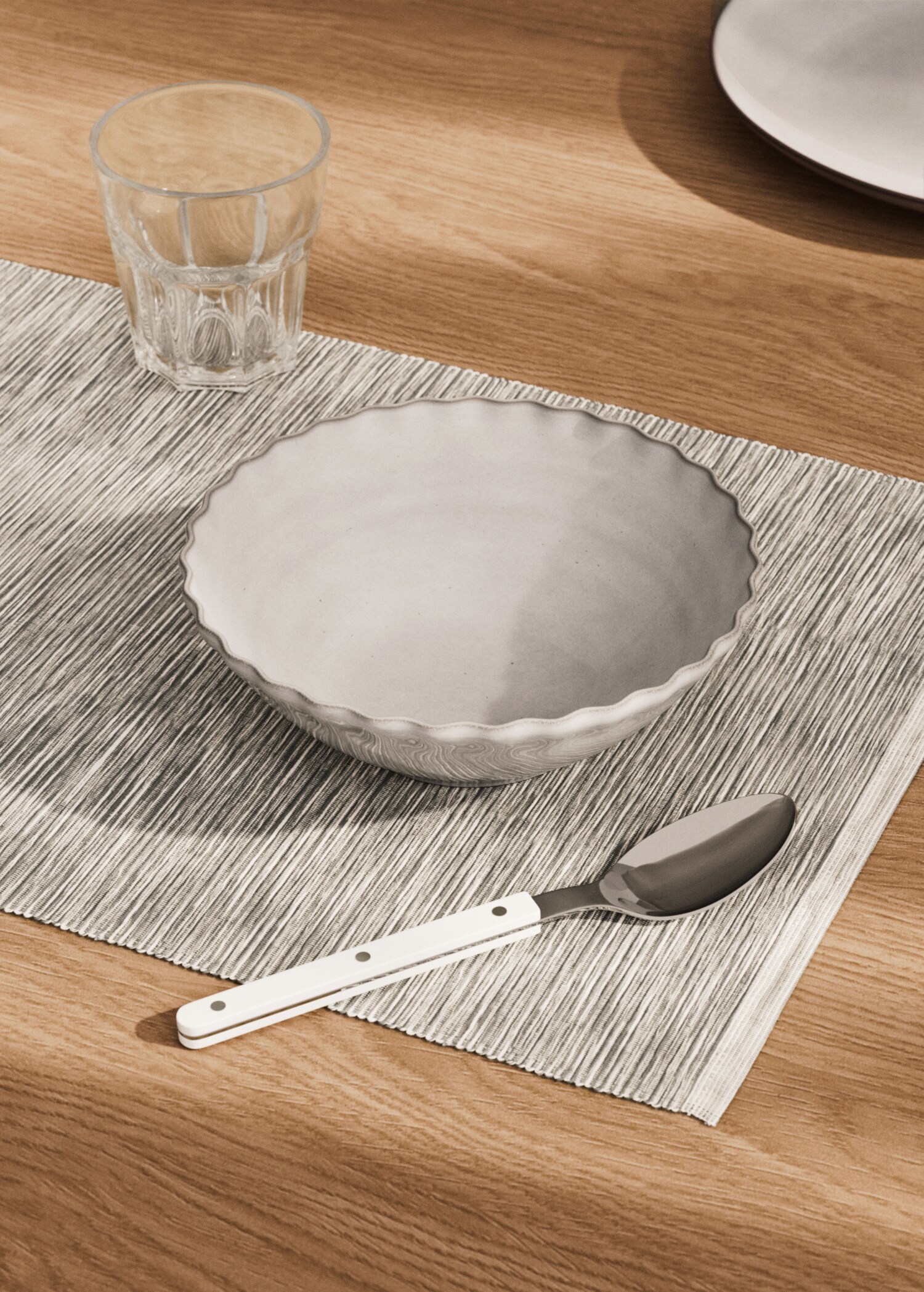 Stoneware bowl with waves and contrasting rim - General plane