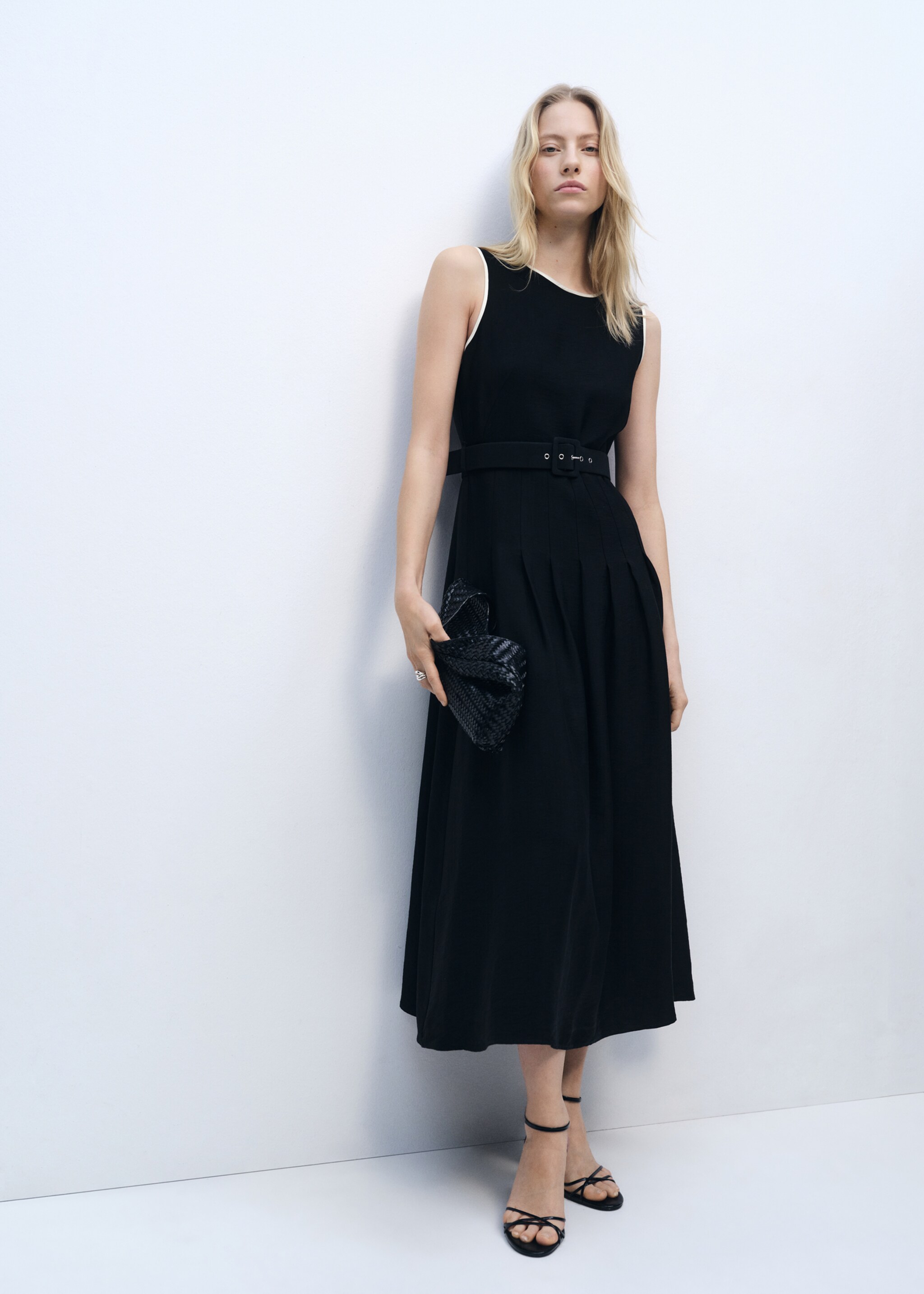 Rochie midi evazată cu curea - Plan general