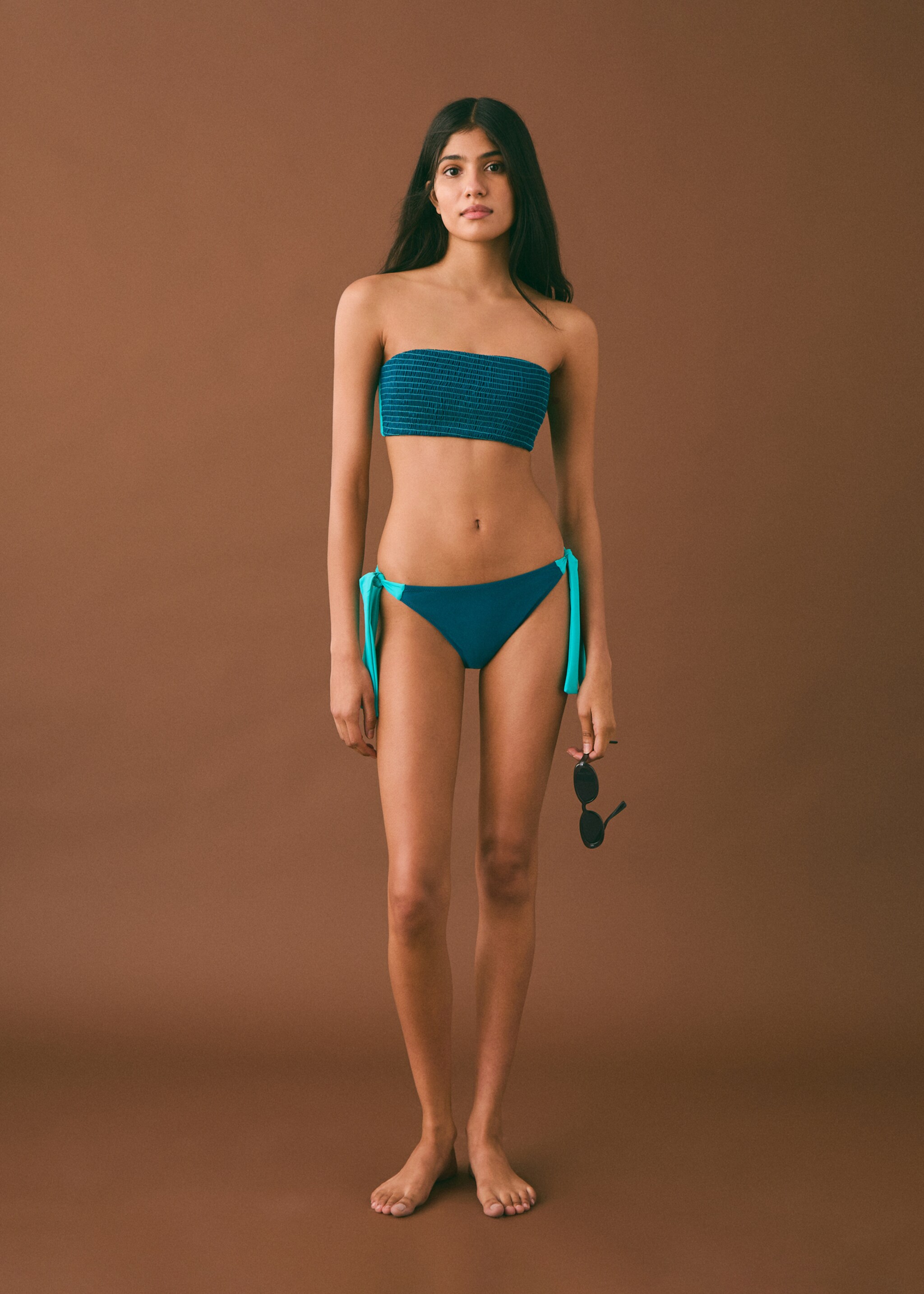 Bikini with contrasting string - General plane