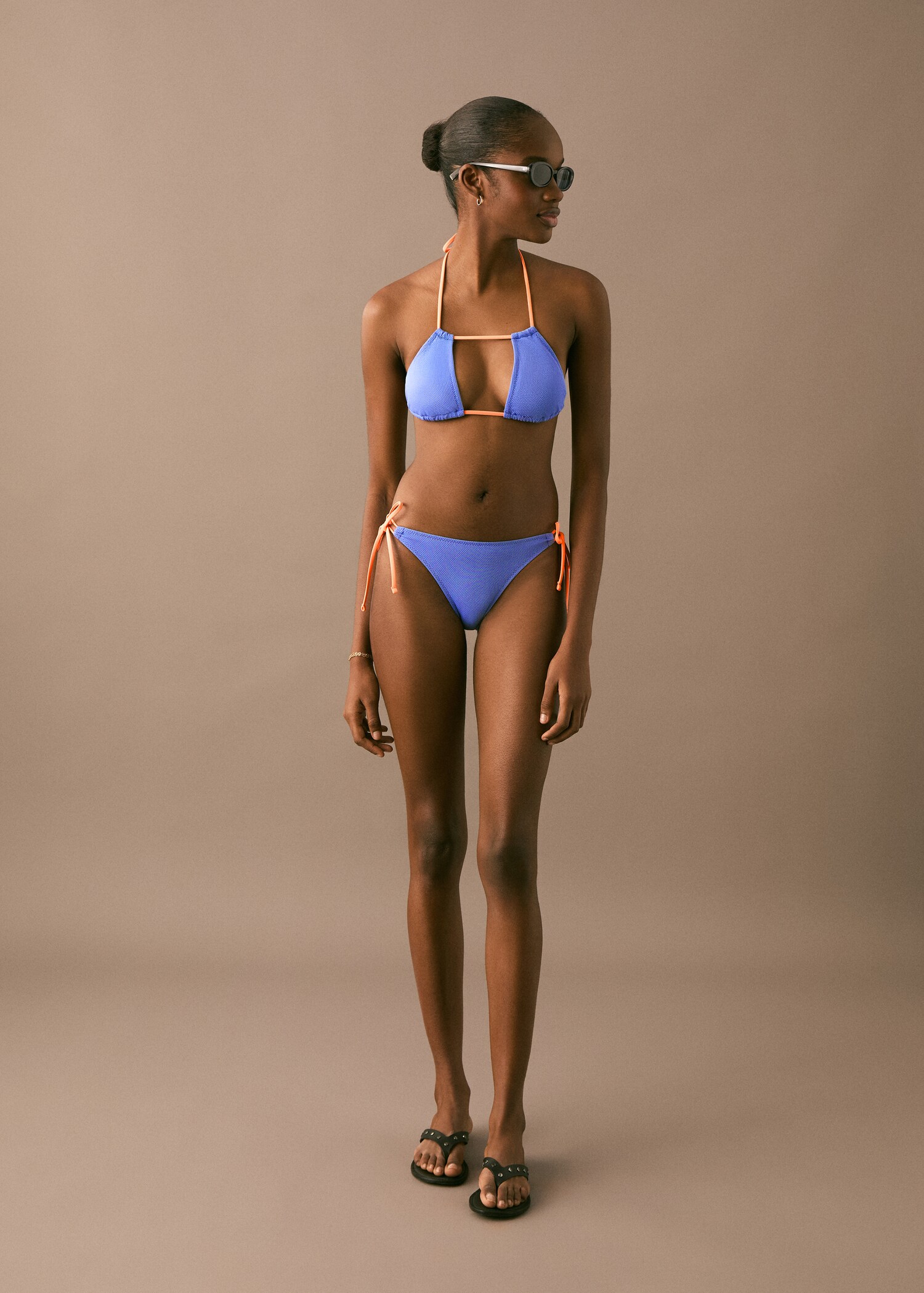 Bikini bicolor - Plano general