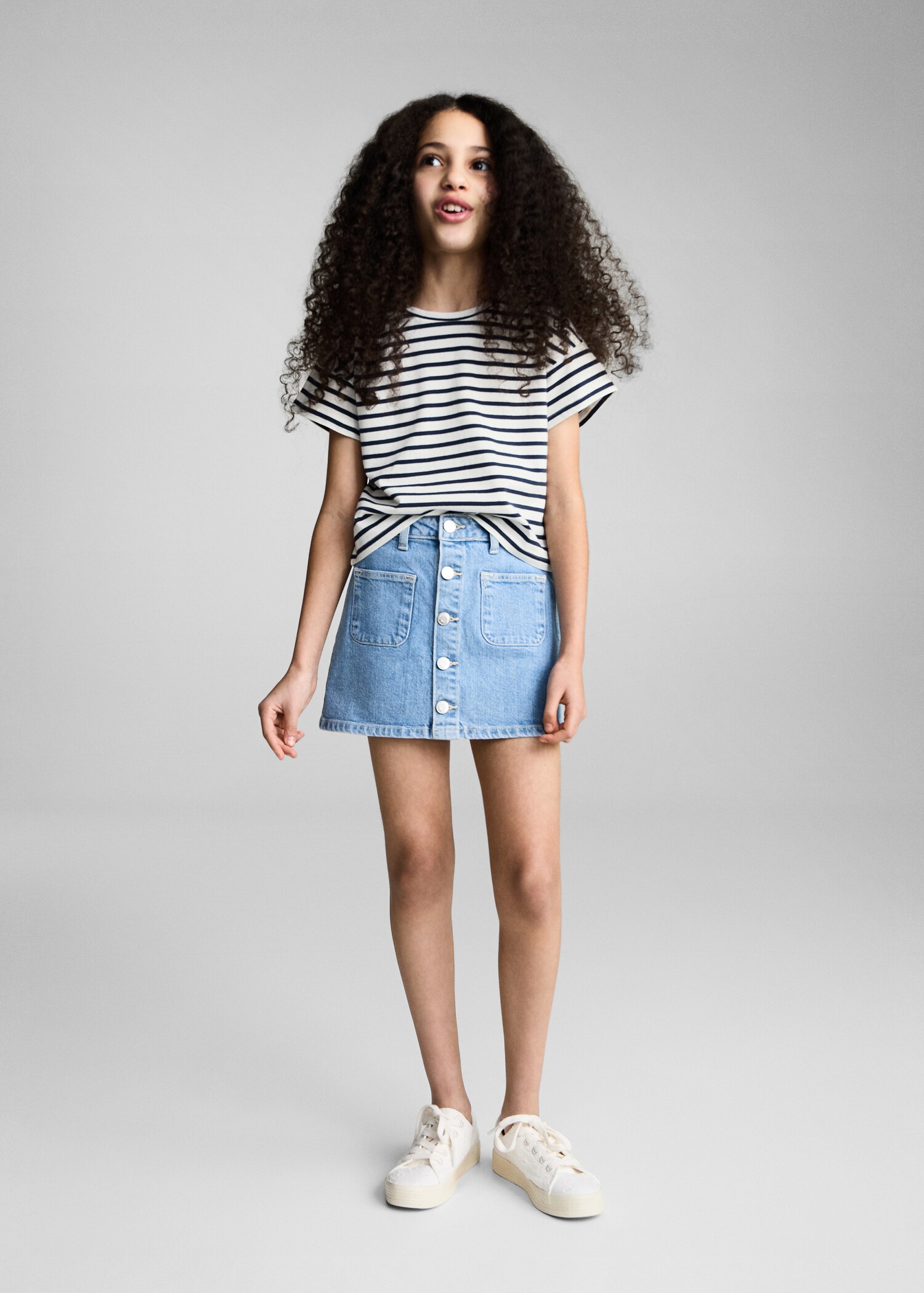 Gestreiftes T-Shirt mit Cut-Outs im Schulterbereich - Allgemeine Ansicht