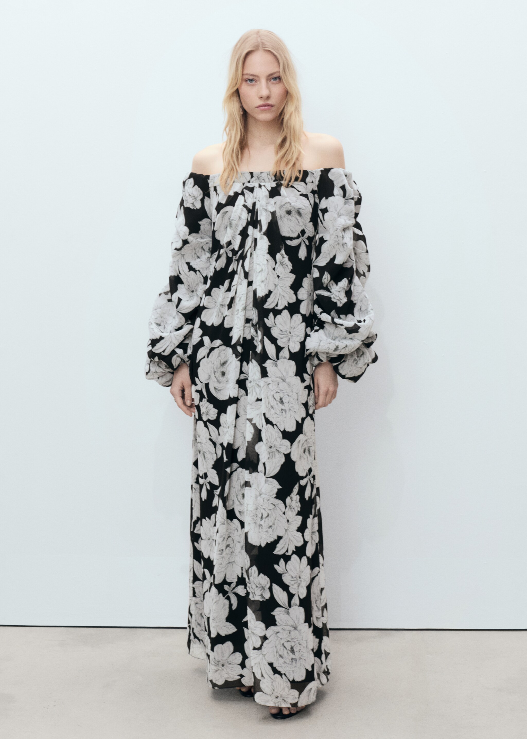 Vestido floral palabra de honor - Plano general