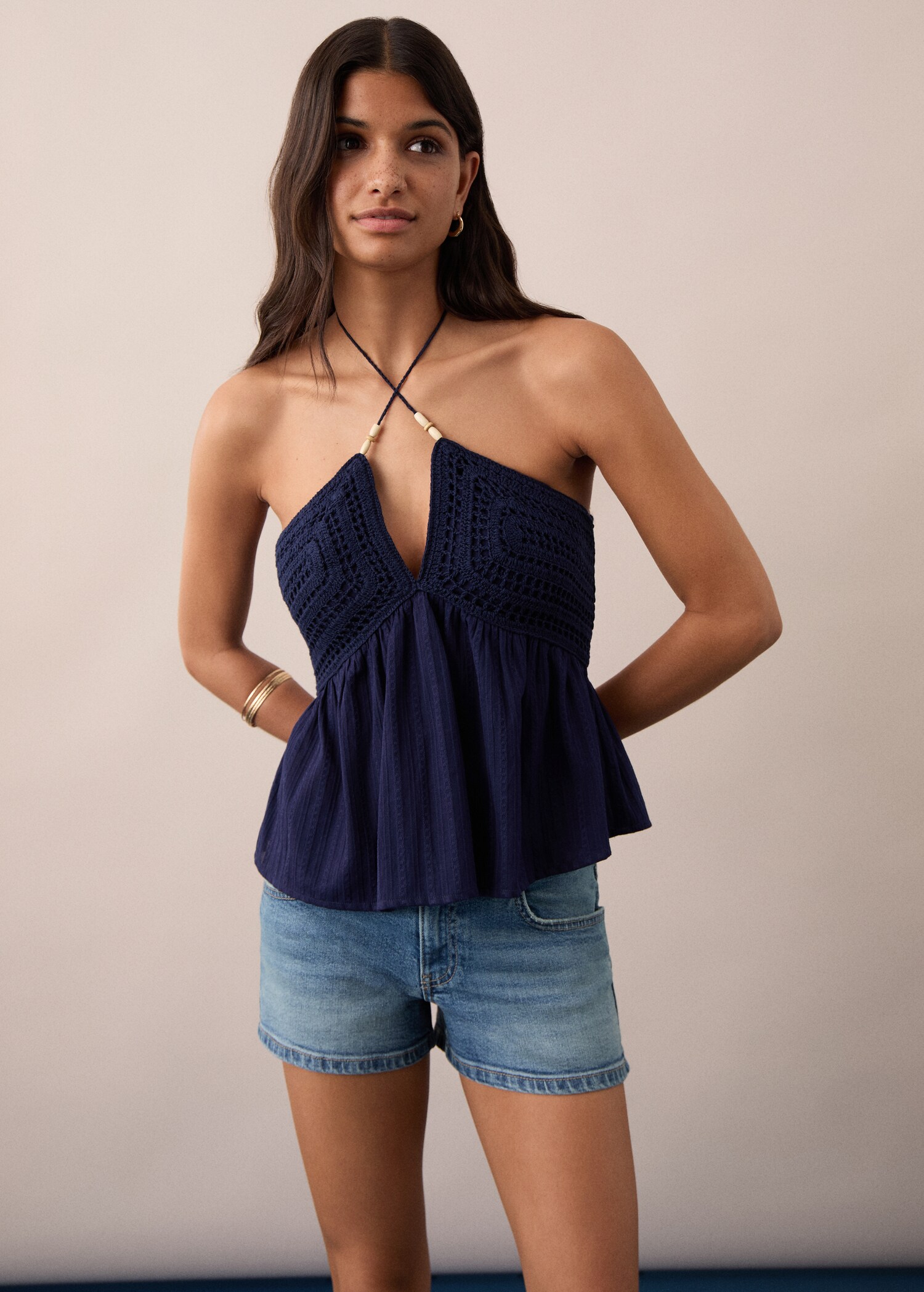 Low-waist shorts with opening - General plane