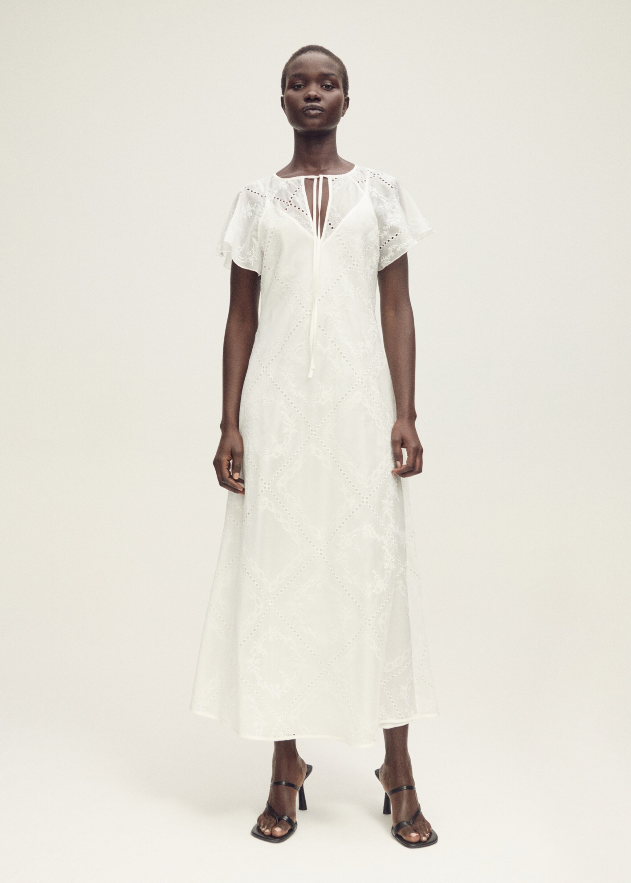 Robe brodée détails ajourés - Plan général