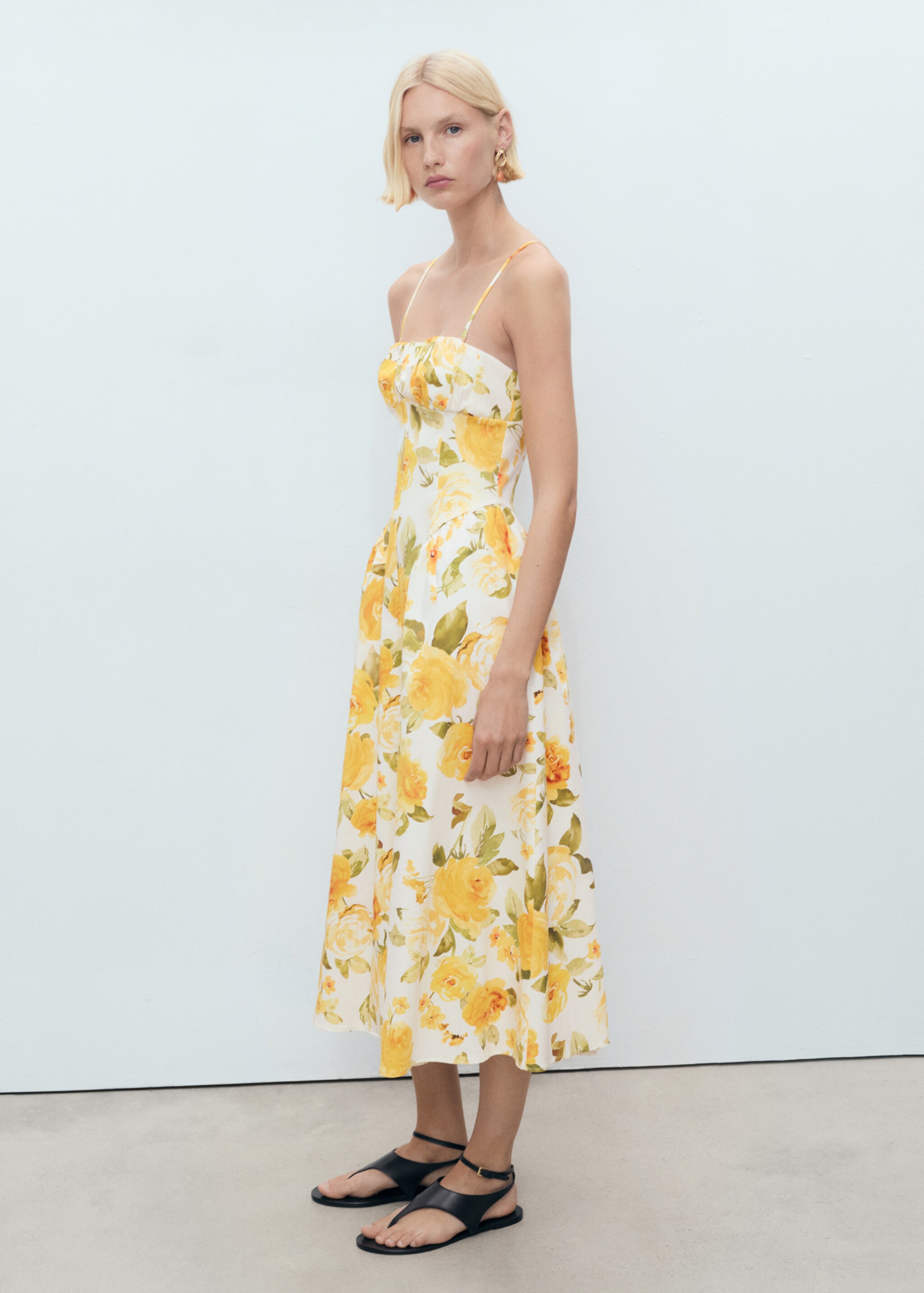 Vestido midi floral escote fruncido - Plano general
