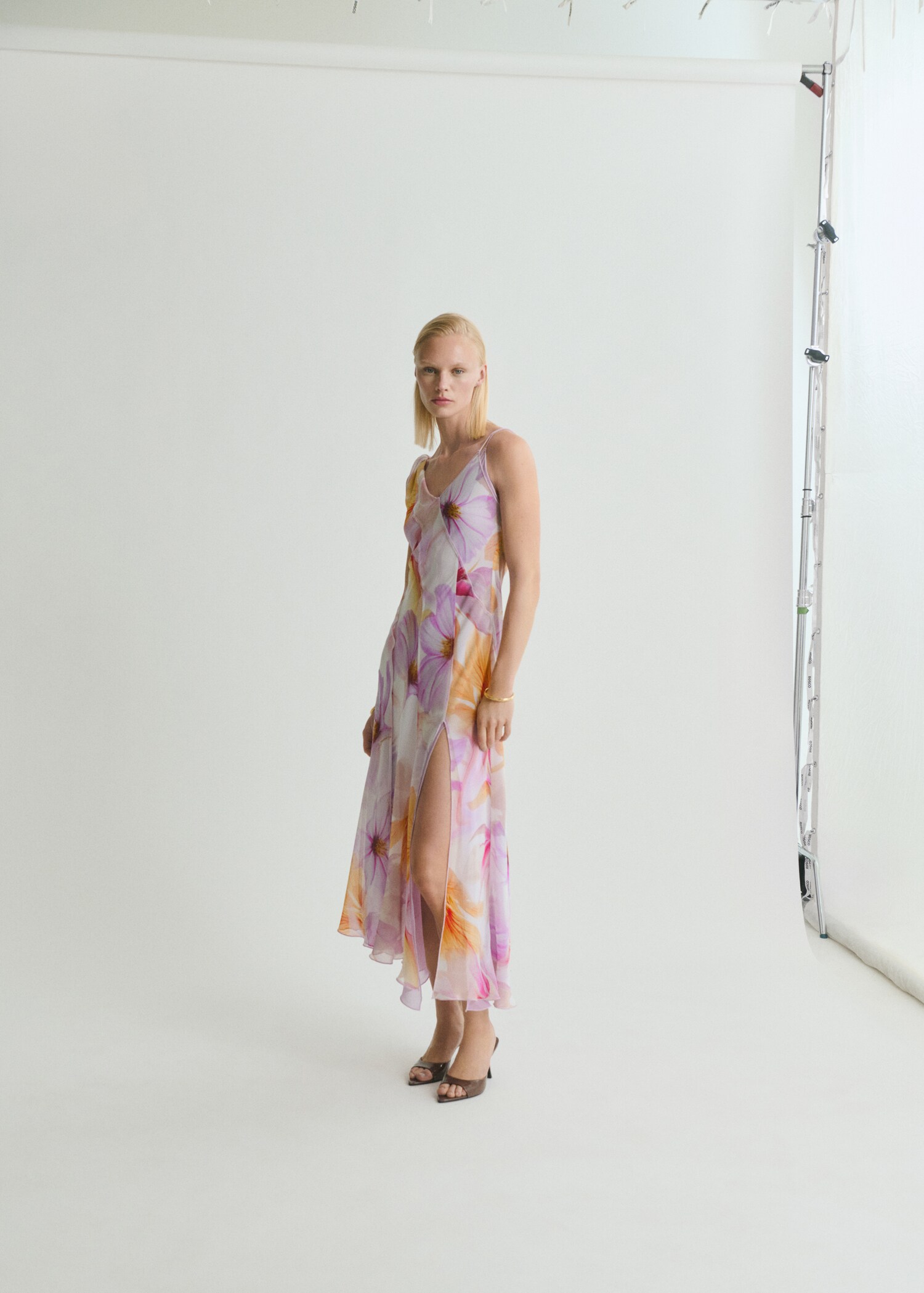 Robe imprimé fleurs avec bretelles asymétriques - Plan général