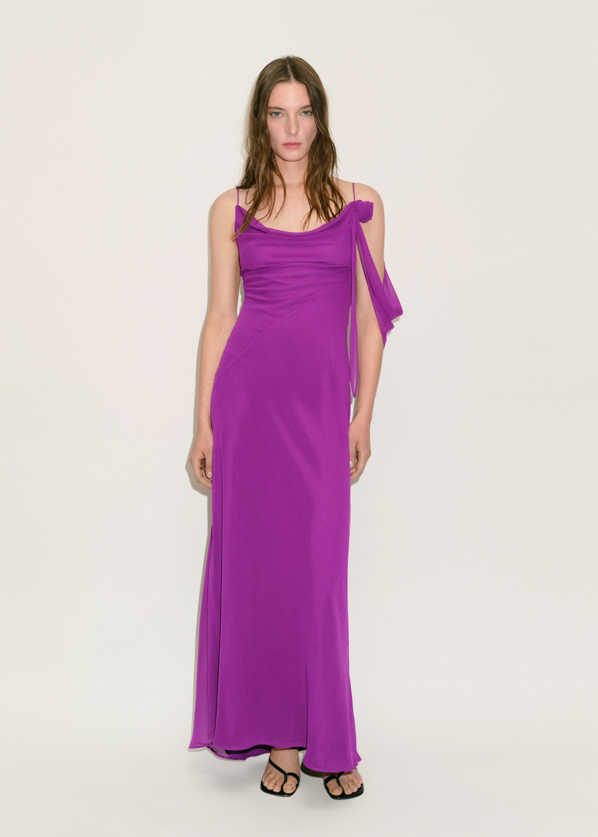 Vestido drapeado detalle flor - Plano general