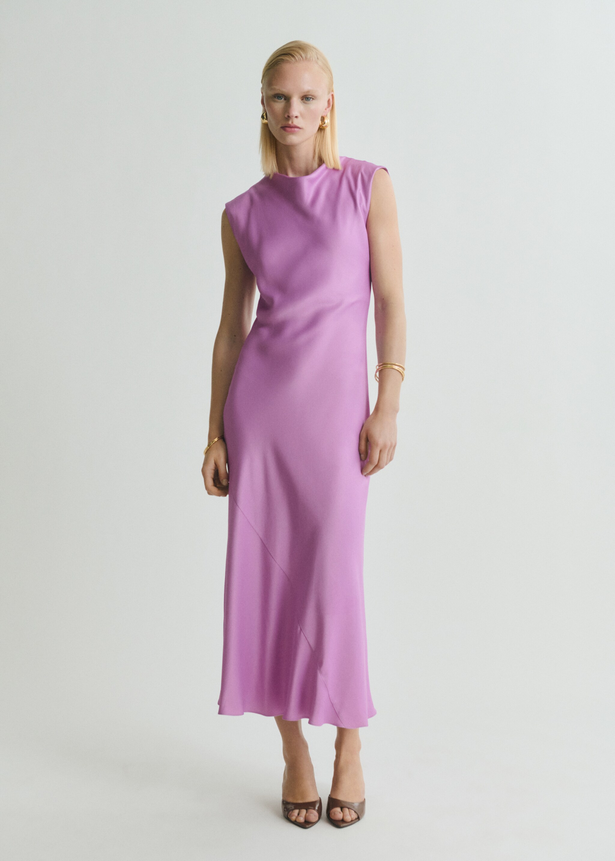 Vestido midi satinado - Plano general