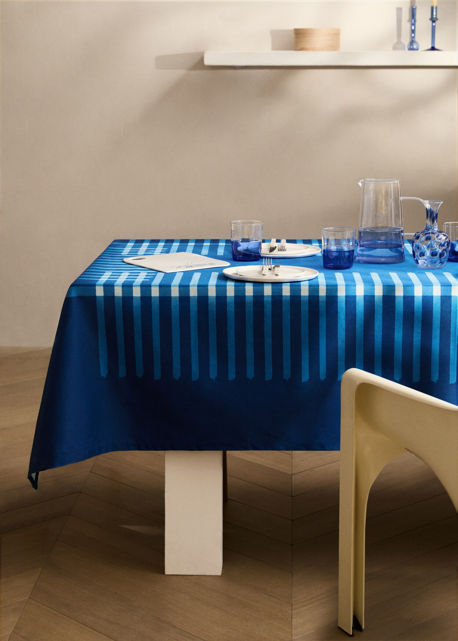 Two-tone striped cotton tablecloth for 8 to 10 diners - General plane