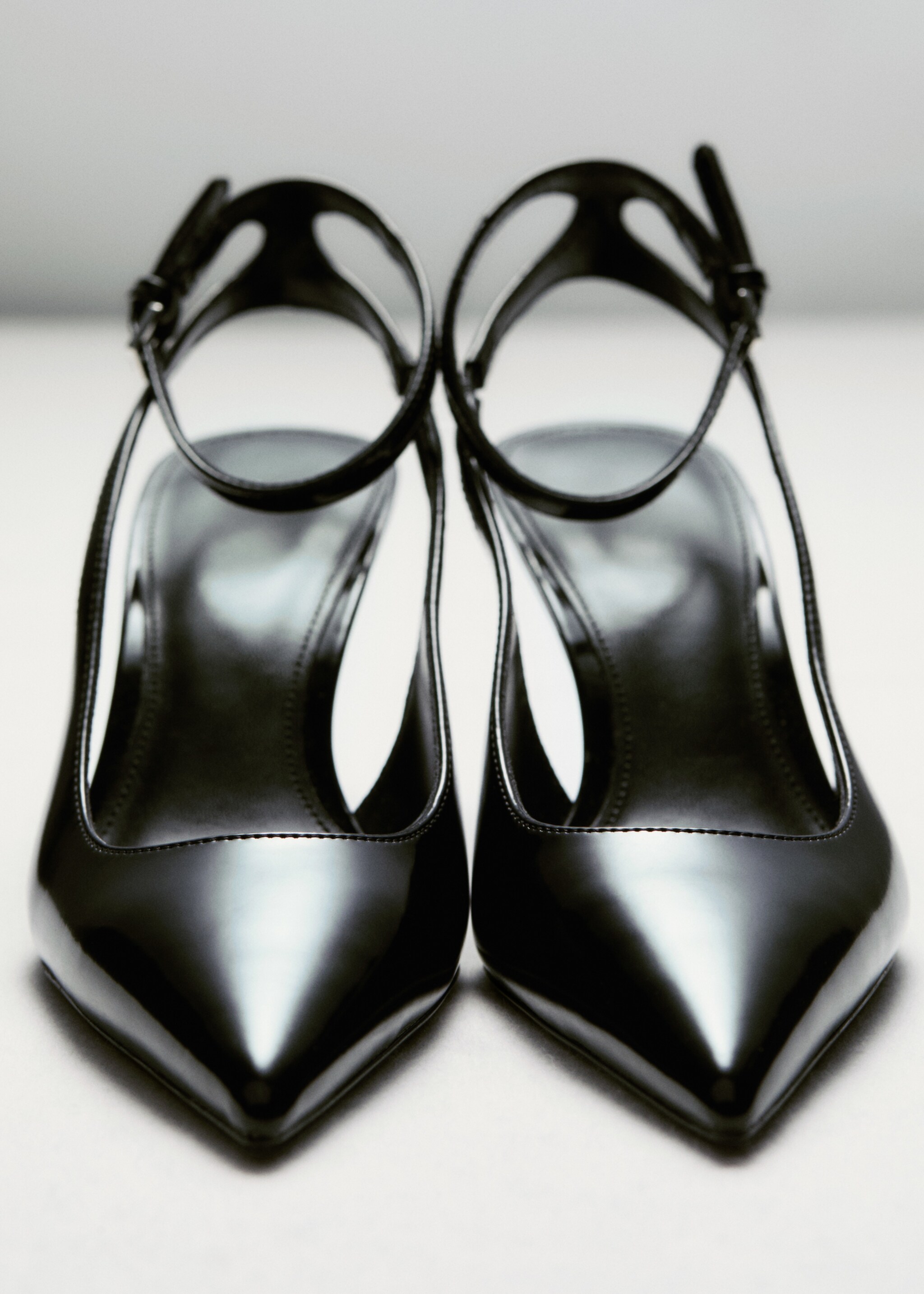 Zapato tacón efecto charol - Plano general
