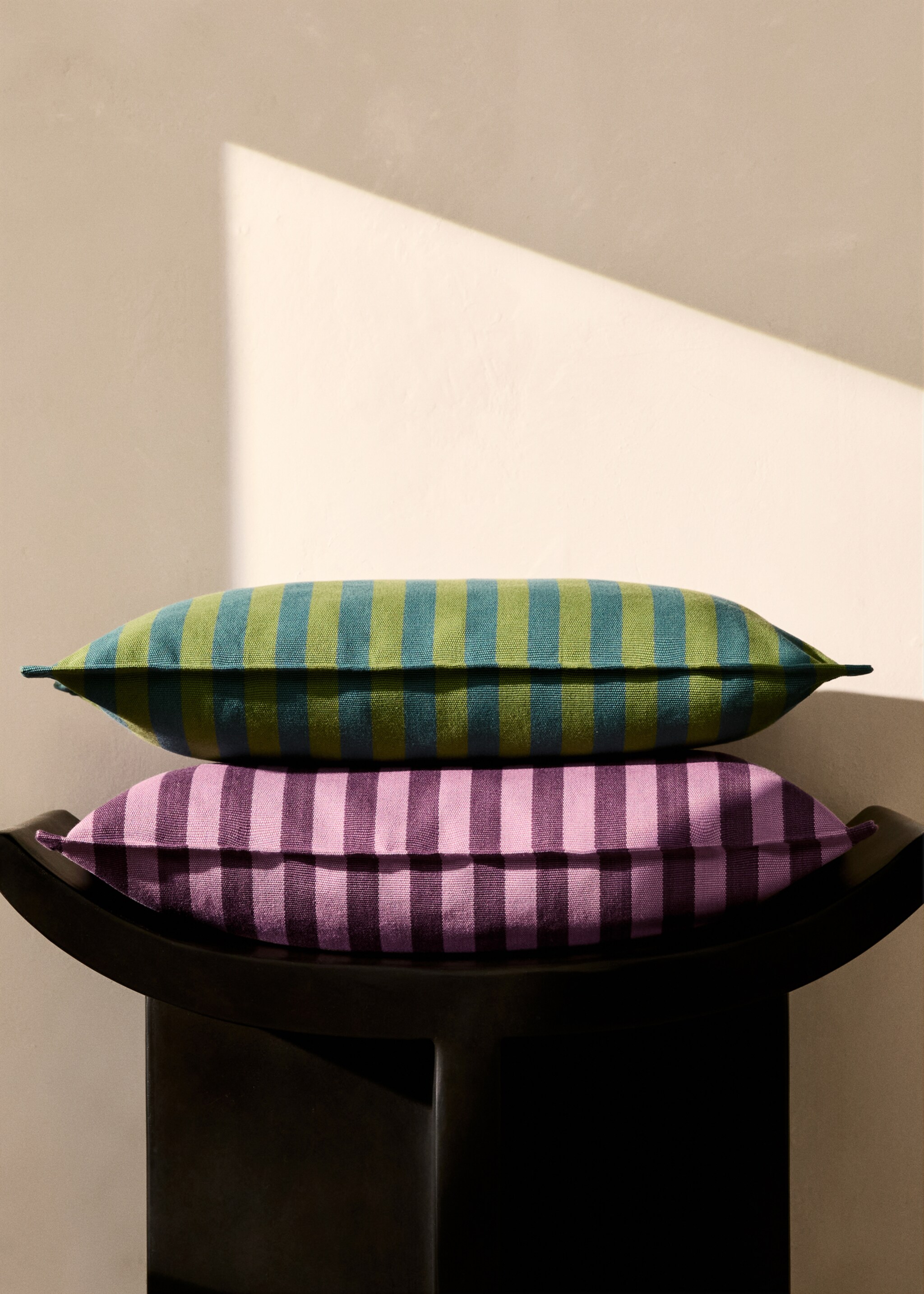 Cotton cushion cover with woven stripe, 30x50cm - General plane