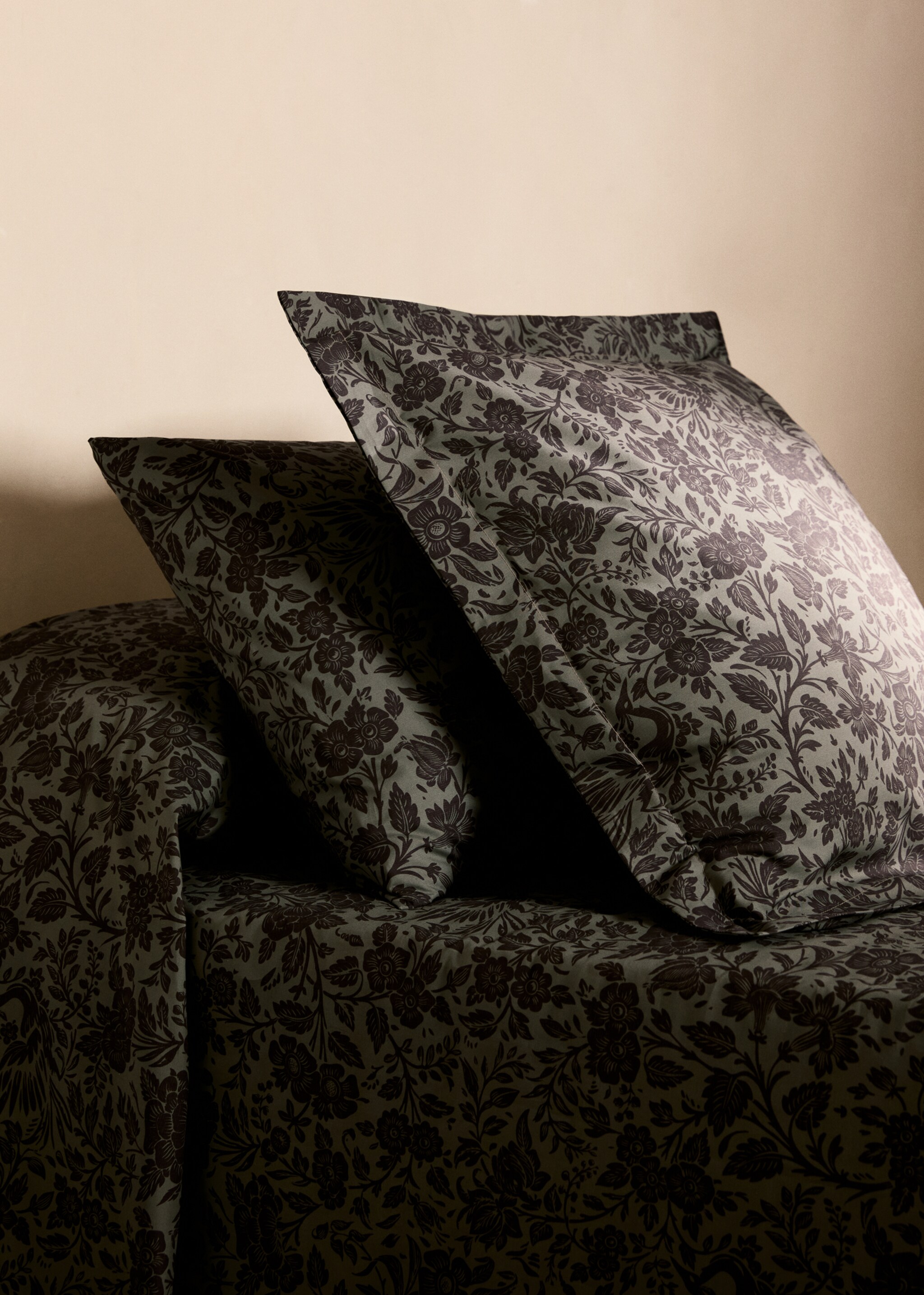 Two cotton percale two-tone floral-print pillowcases 50x75 cm - General plane