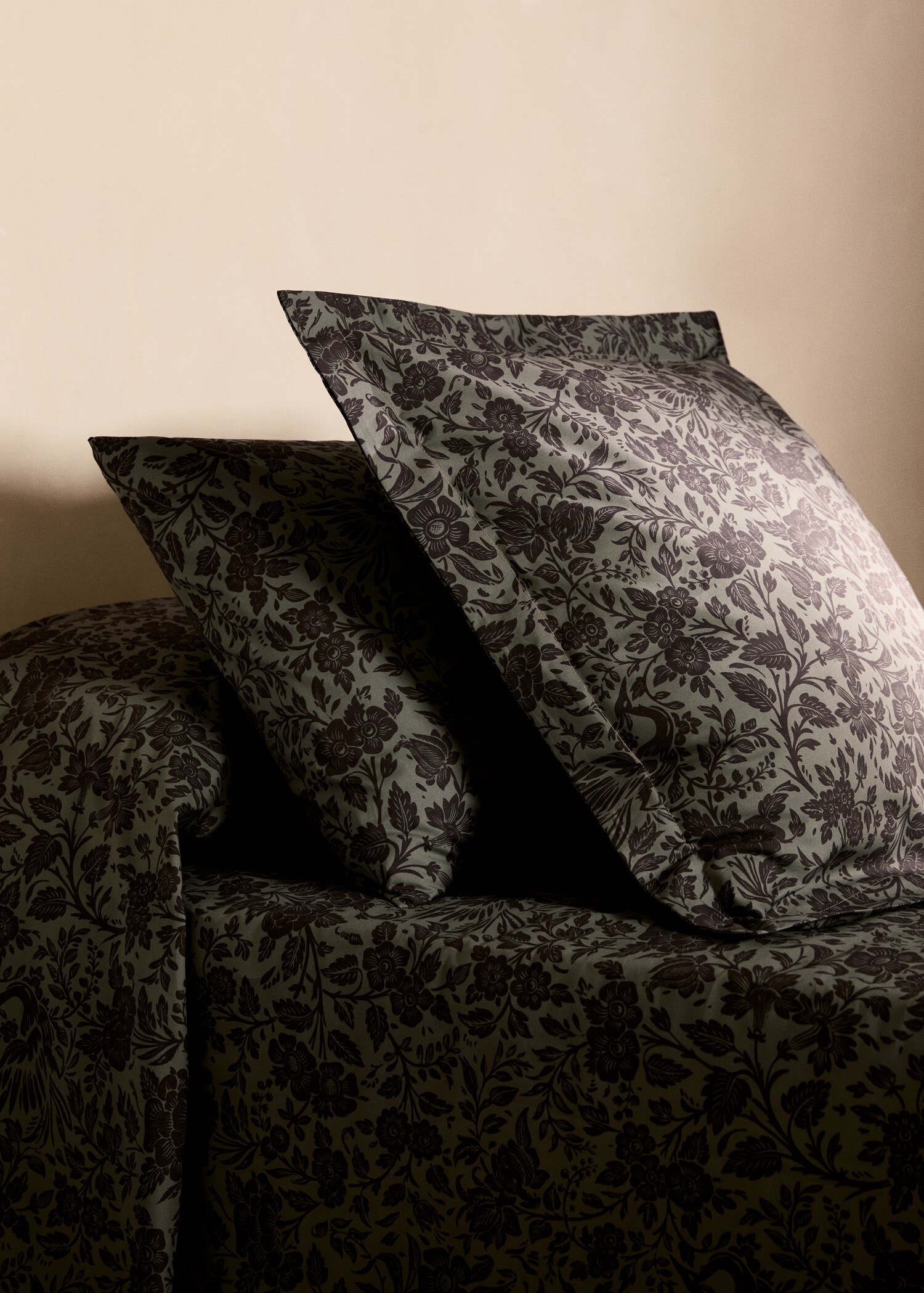 Two cotton percale two-tone floral-print pillowcases 60x60 cm - General plane