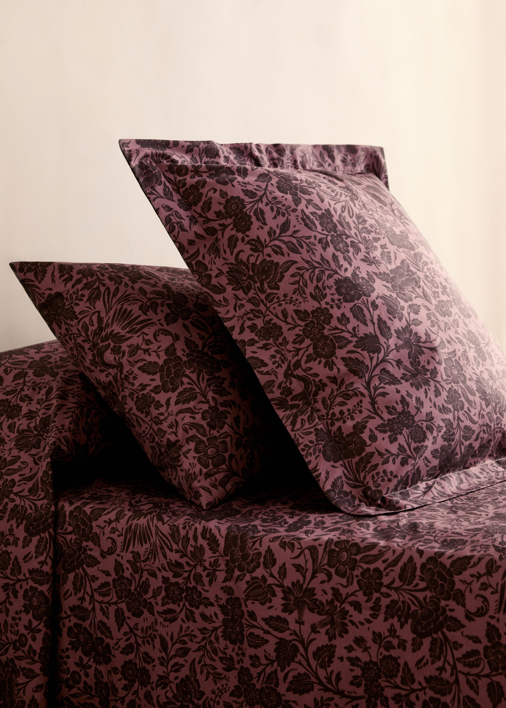 Two cotton percale two-tone floral-print pillowcases 60x60 cm - General plane