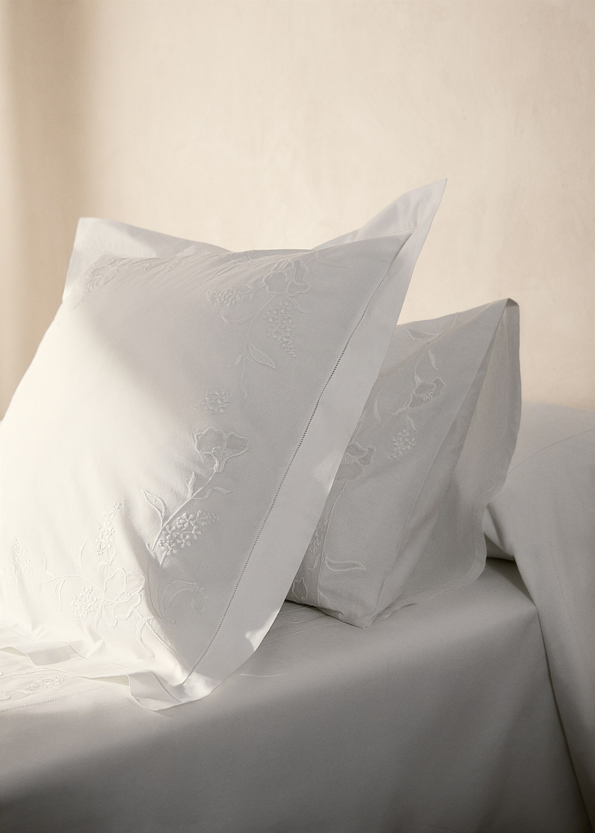 Two cotton pillowcases with hand-embroidered flowers 60x60 cm - General plane, White. Ref: 87012997-00.