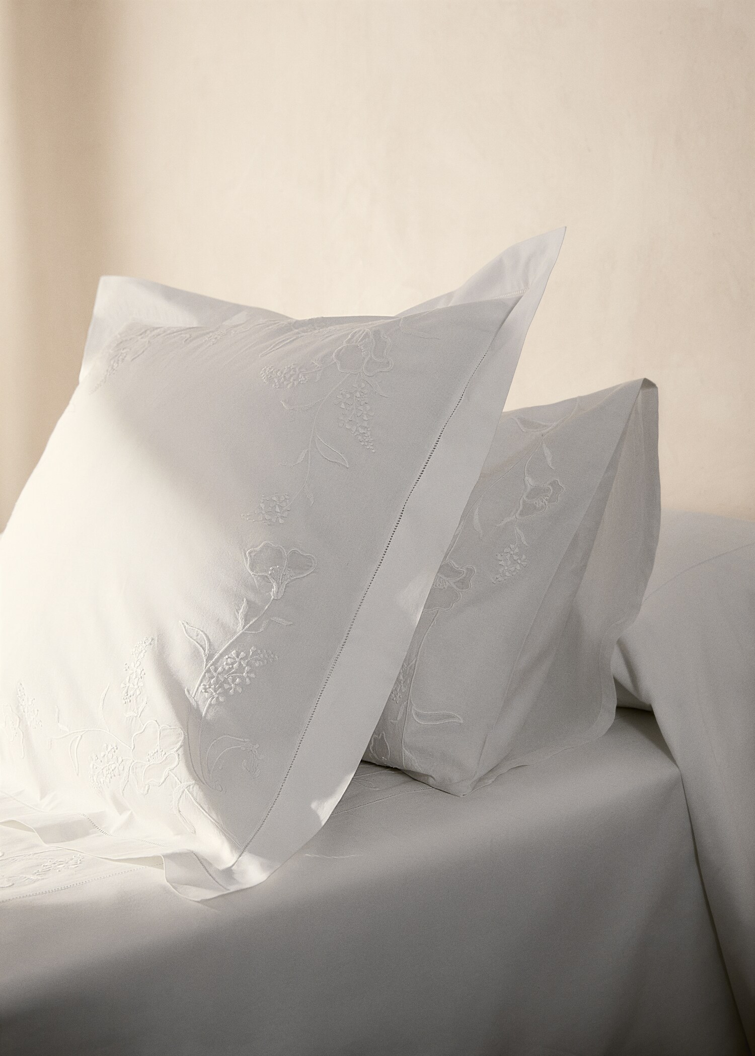 Two cotton pillowcases with hand-embroidered flowers 60x60 cm - General plane