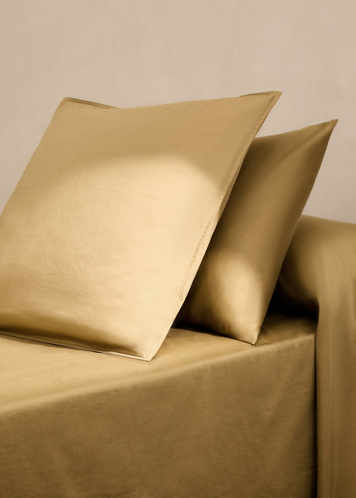 Two washed cotton satin pillowcases with double stitching 60x60 cm - General plane