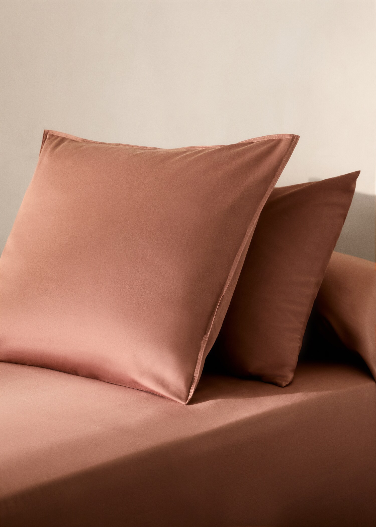 Two washed cotton satin pillowcases with double stitching 60x60 cm - General plane