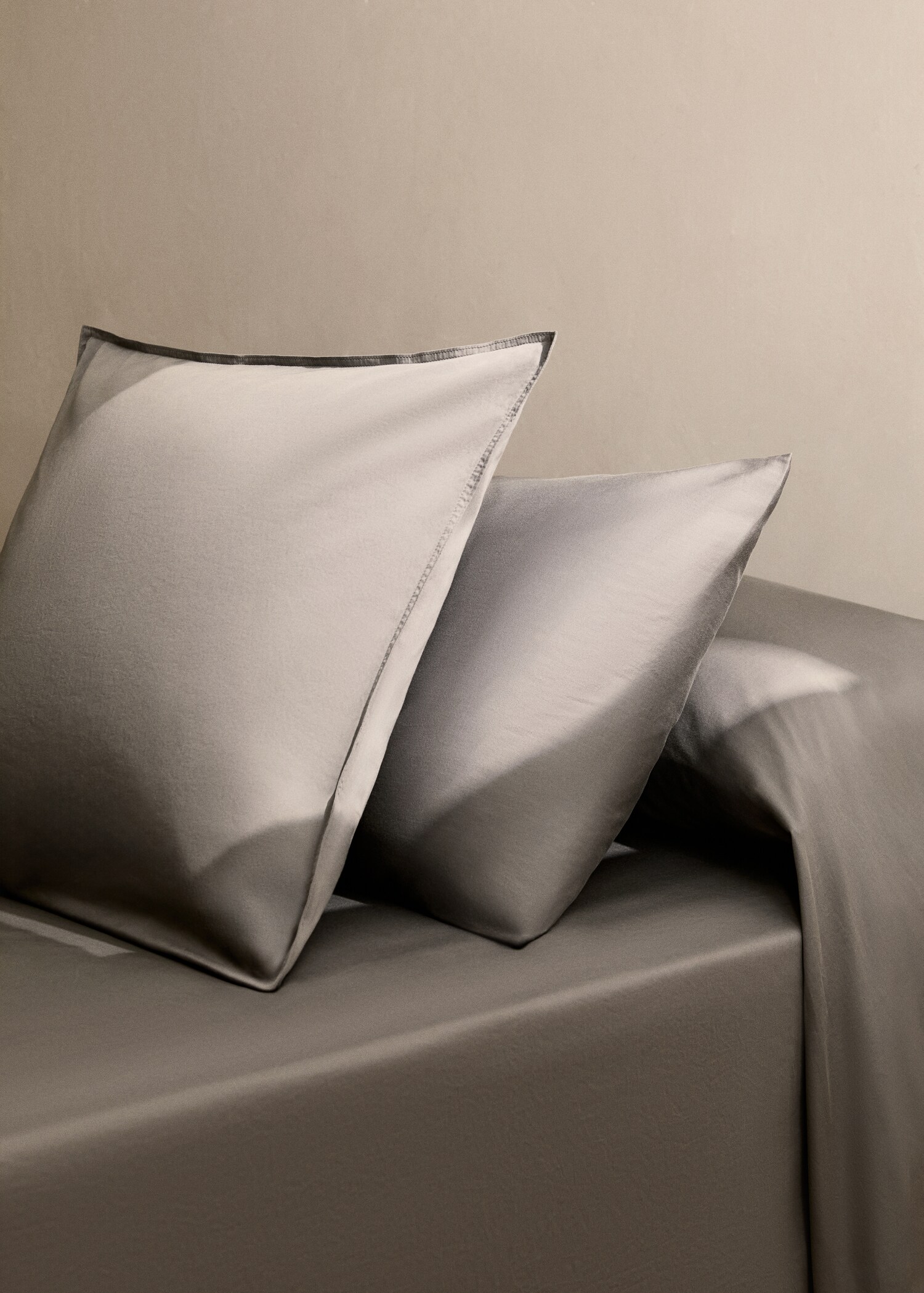 Deux taies d’oreiller en coton et satin lavé double surpiqûre 60x60 cm - Plan général