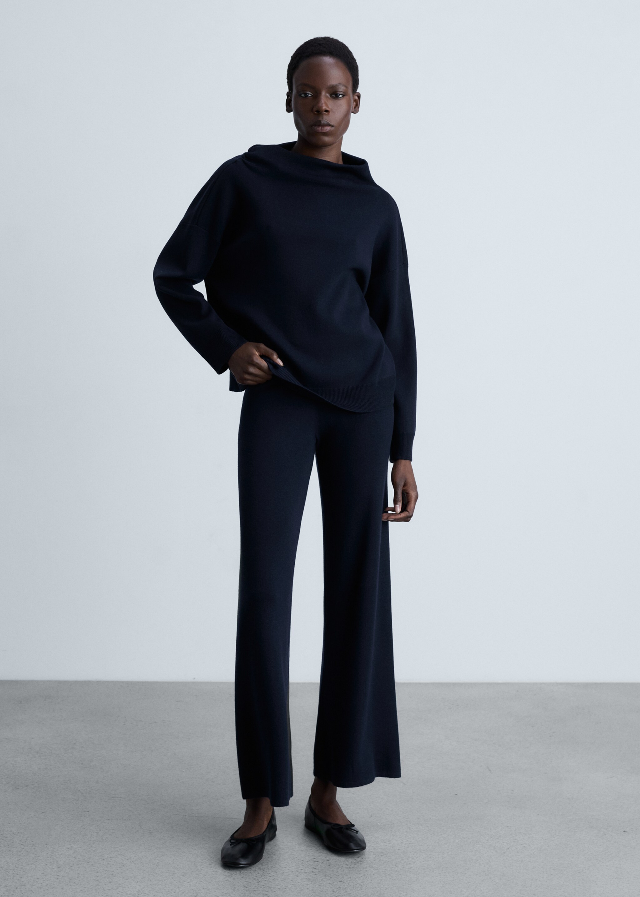 Knitted sweater with asymmetrical neck - General plane