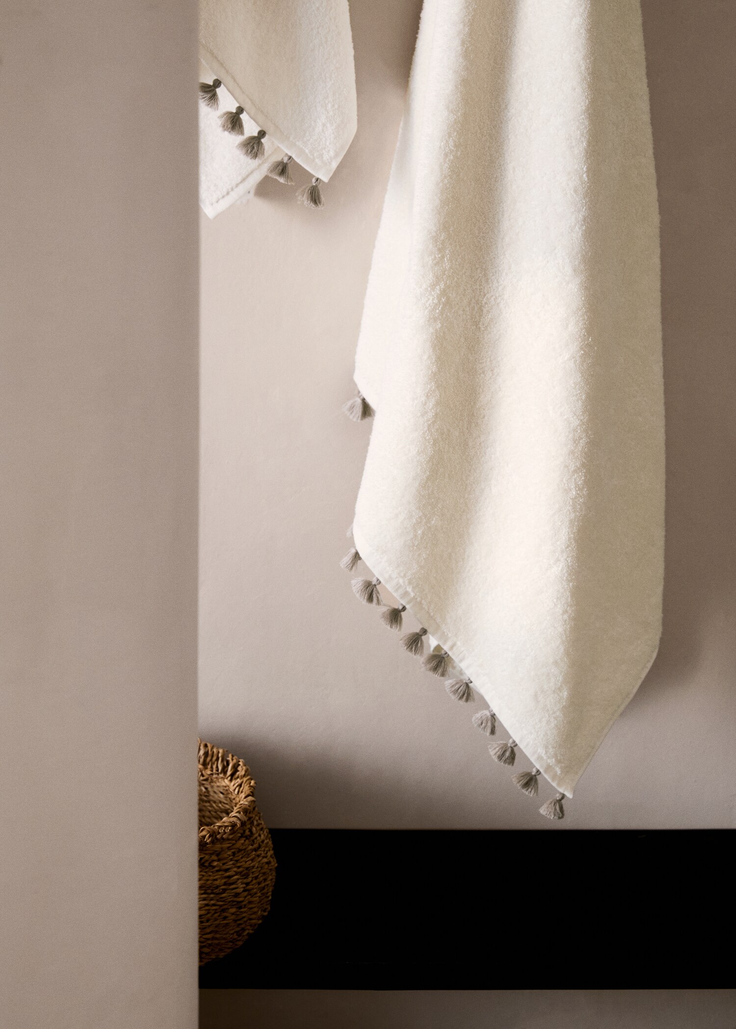 Serviette de bain à pompons contrastés - Plan général