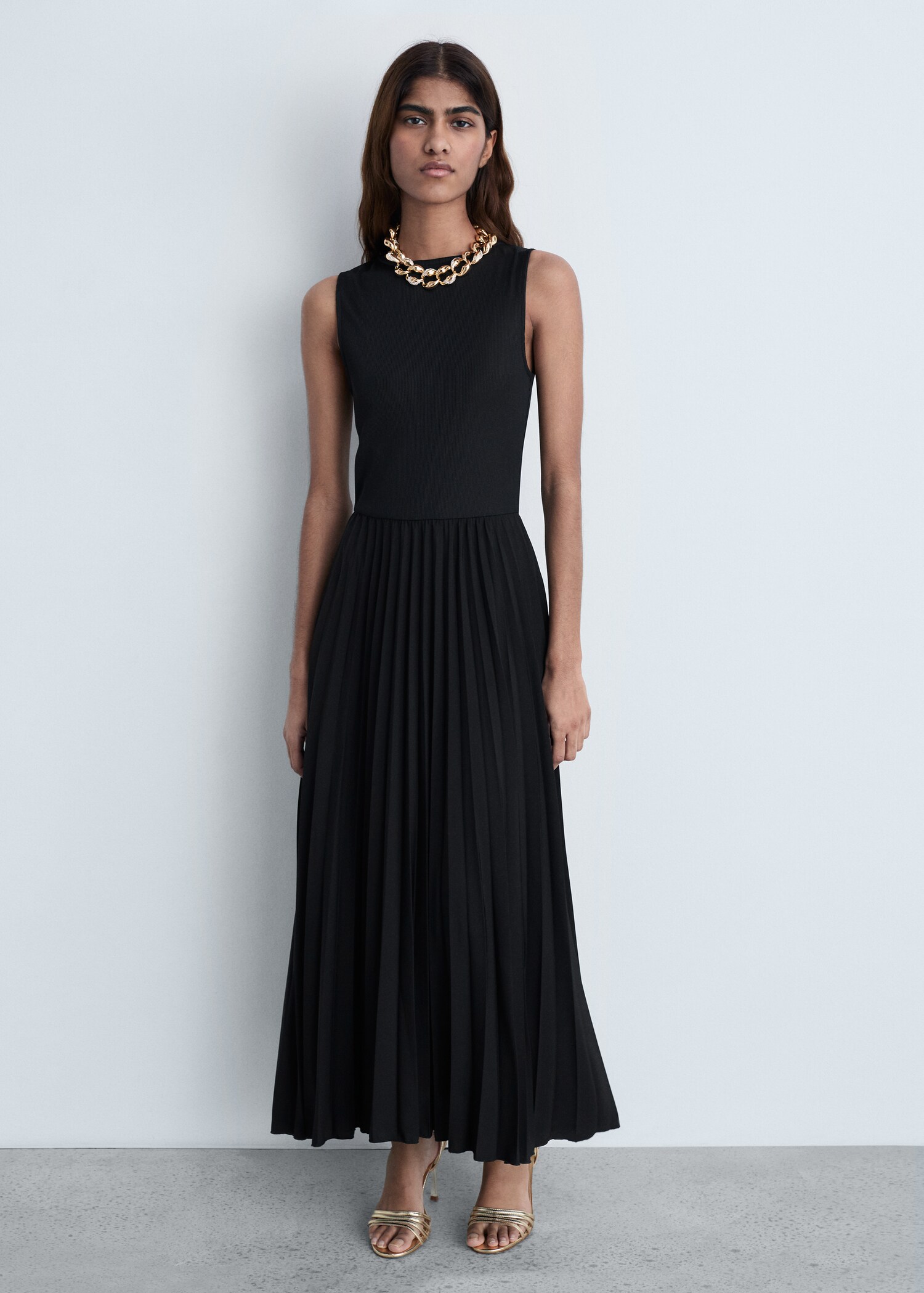 Pleated long dress - General plane