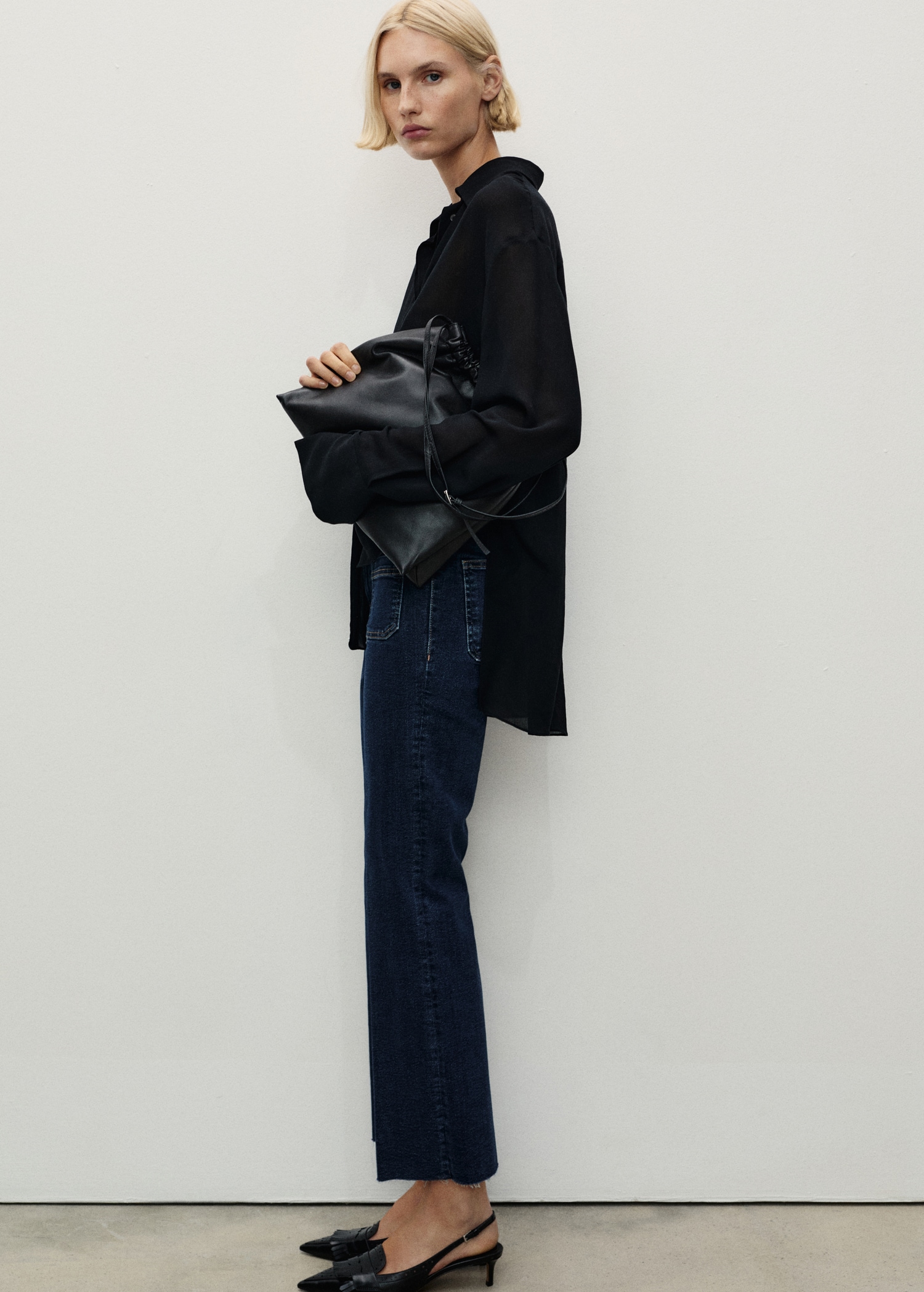 Calças de ganga flare cropped com bolsos - Plano geral