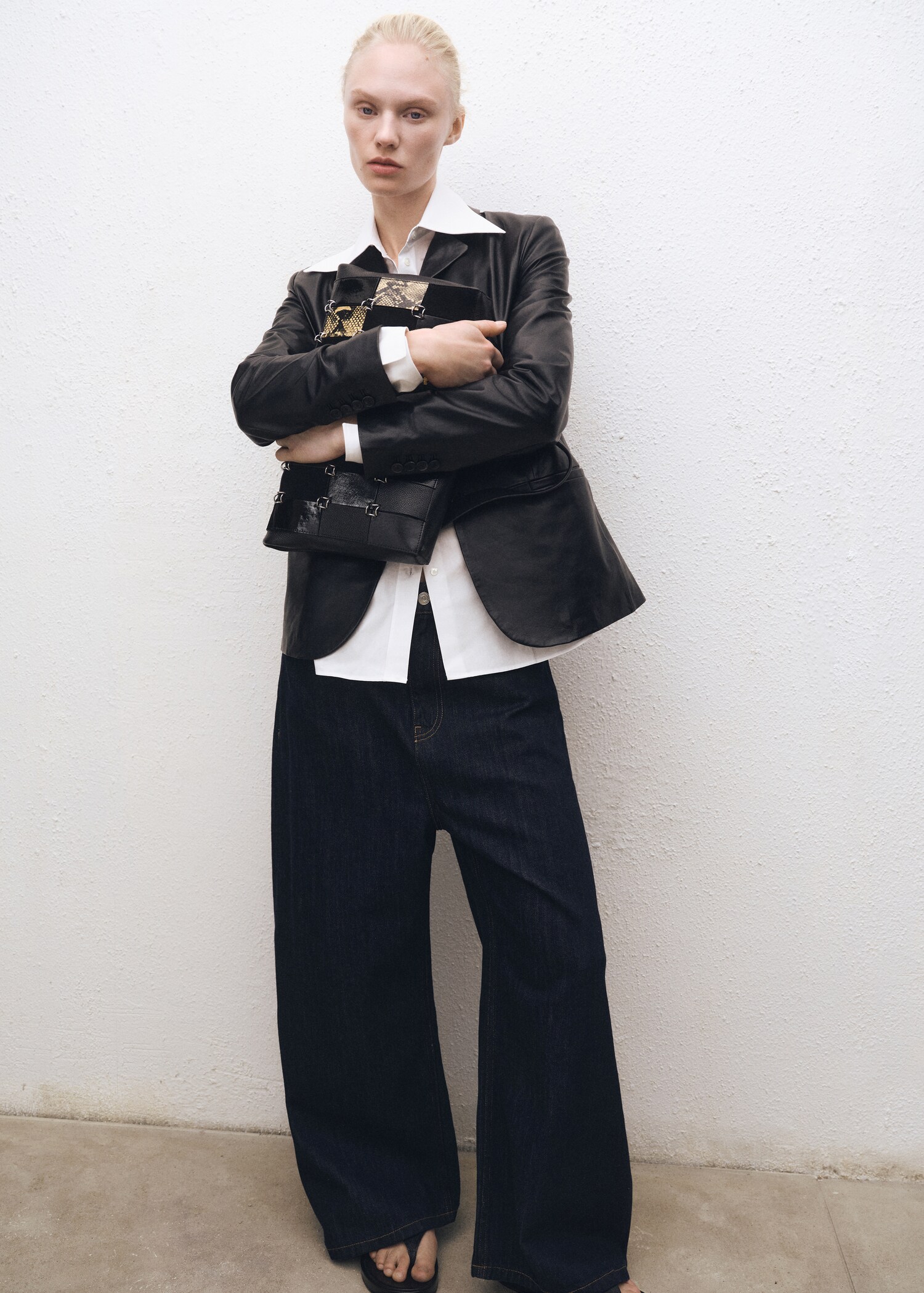 Low-rise wide-leg rinse-wash jeans - General plane