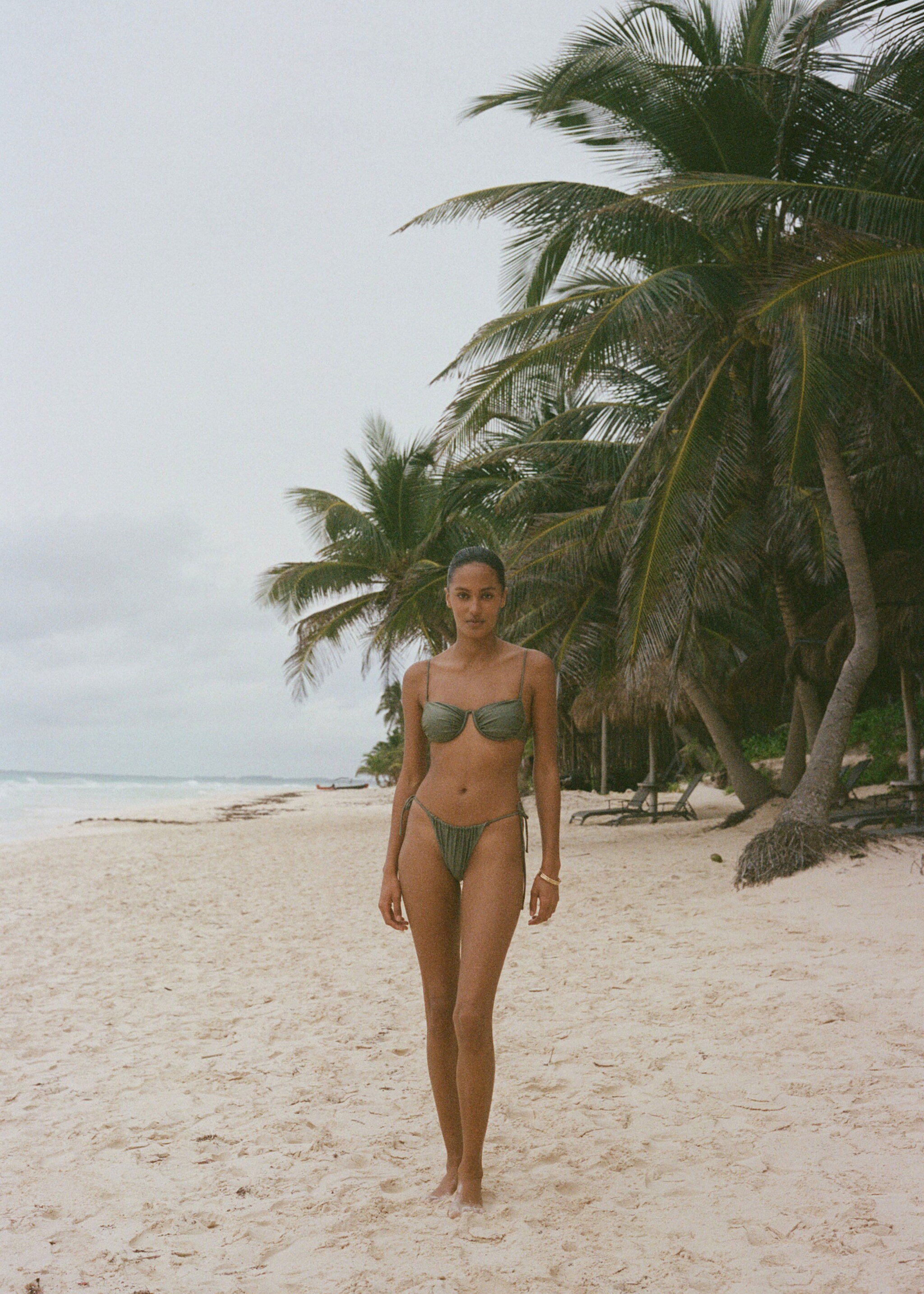 Braguita bikini lazos - Plano general