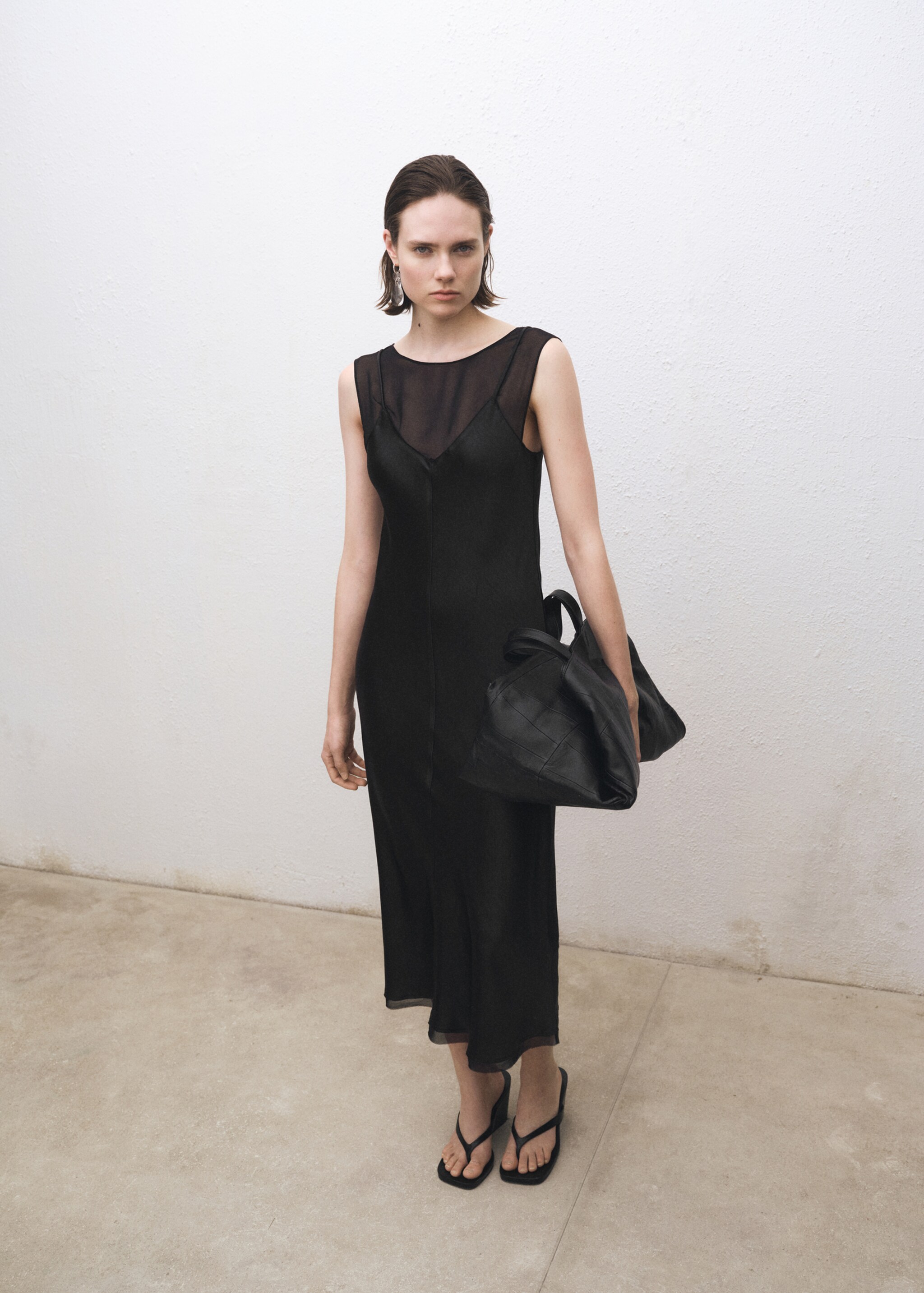 Contrasting satin dress - General plane