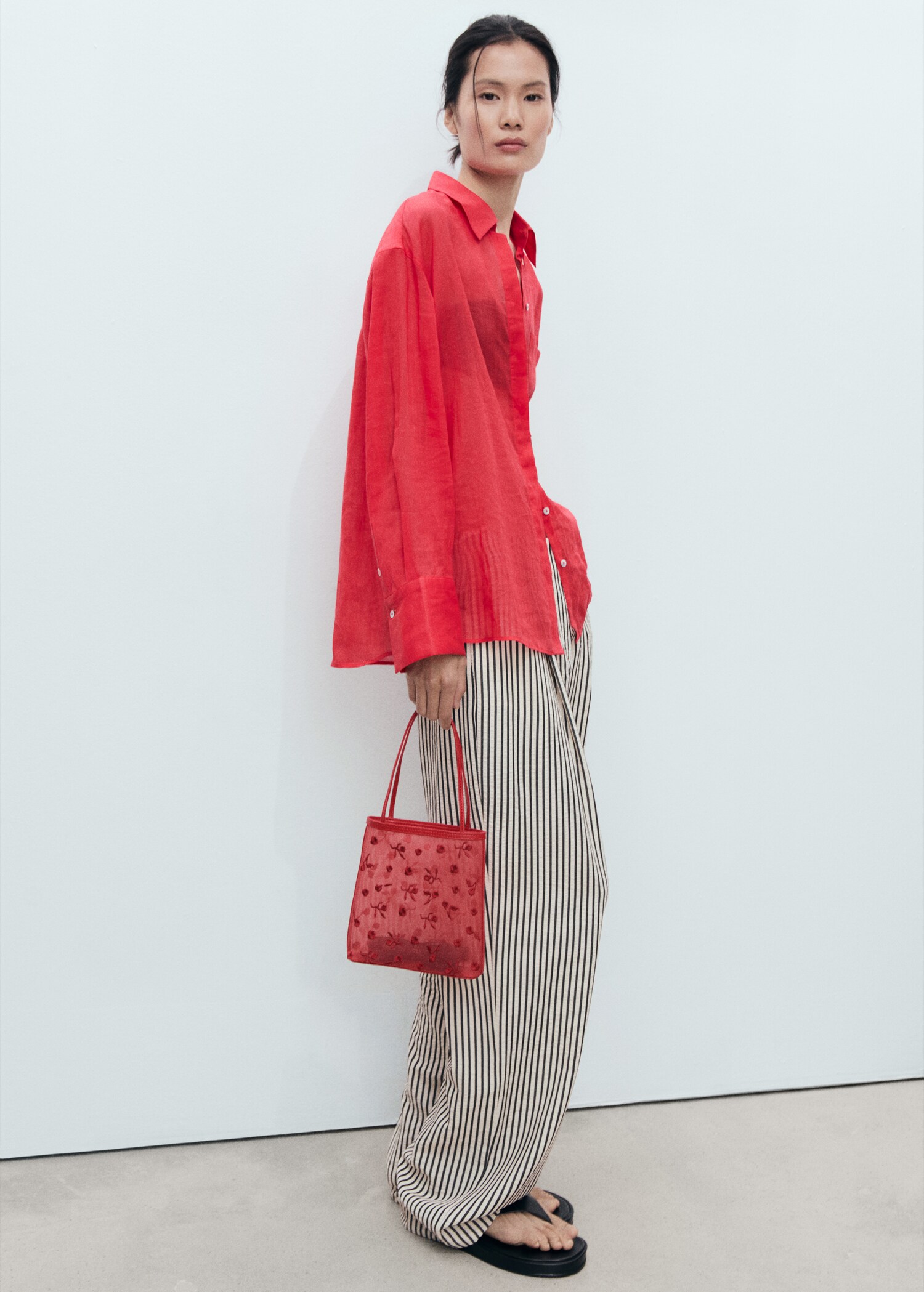 Bolso mesh bordado flores - Plano general